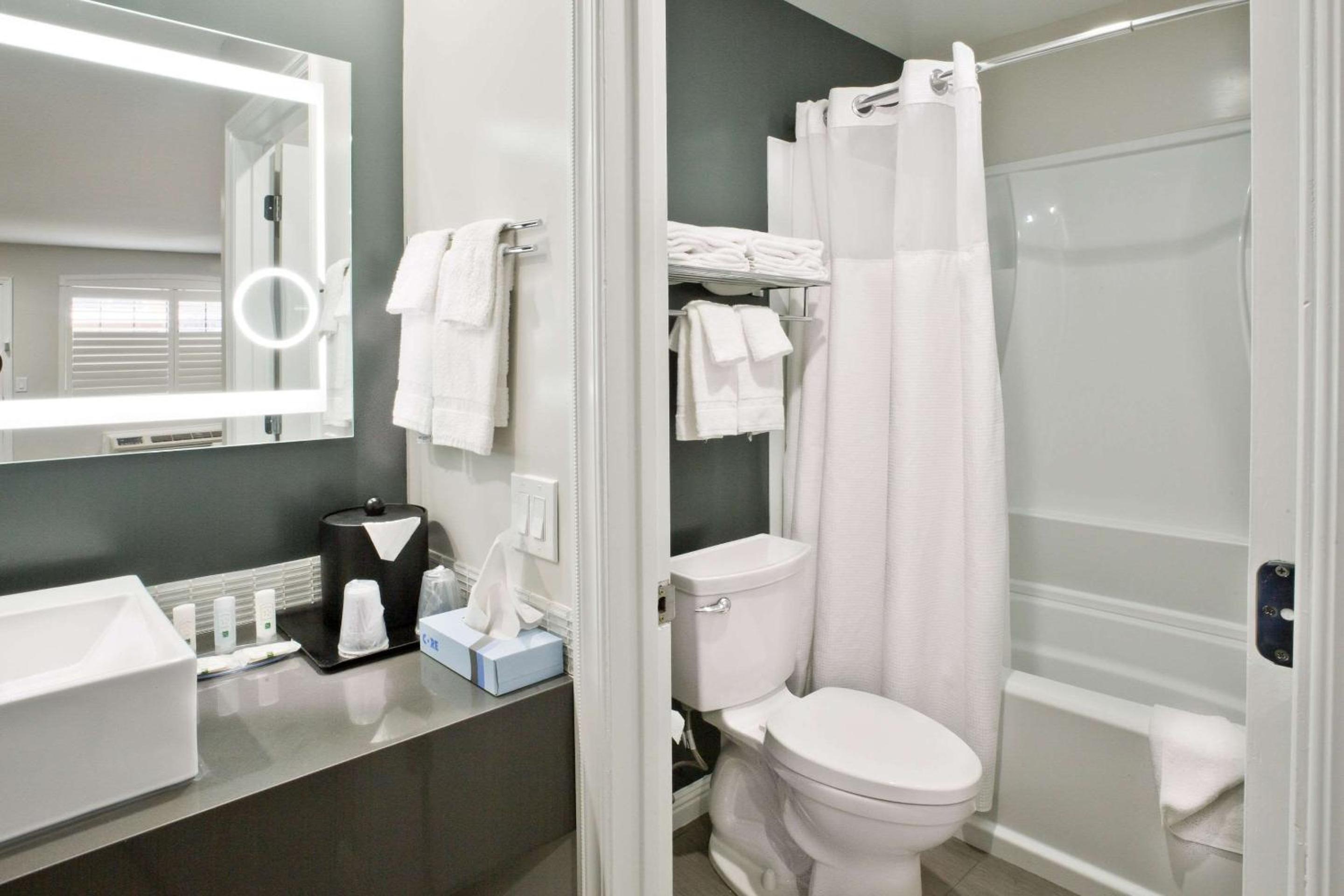 San Jose Vacations - Quality Inn Hayward - Property Image 5