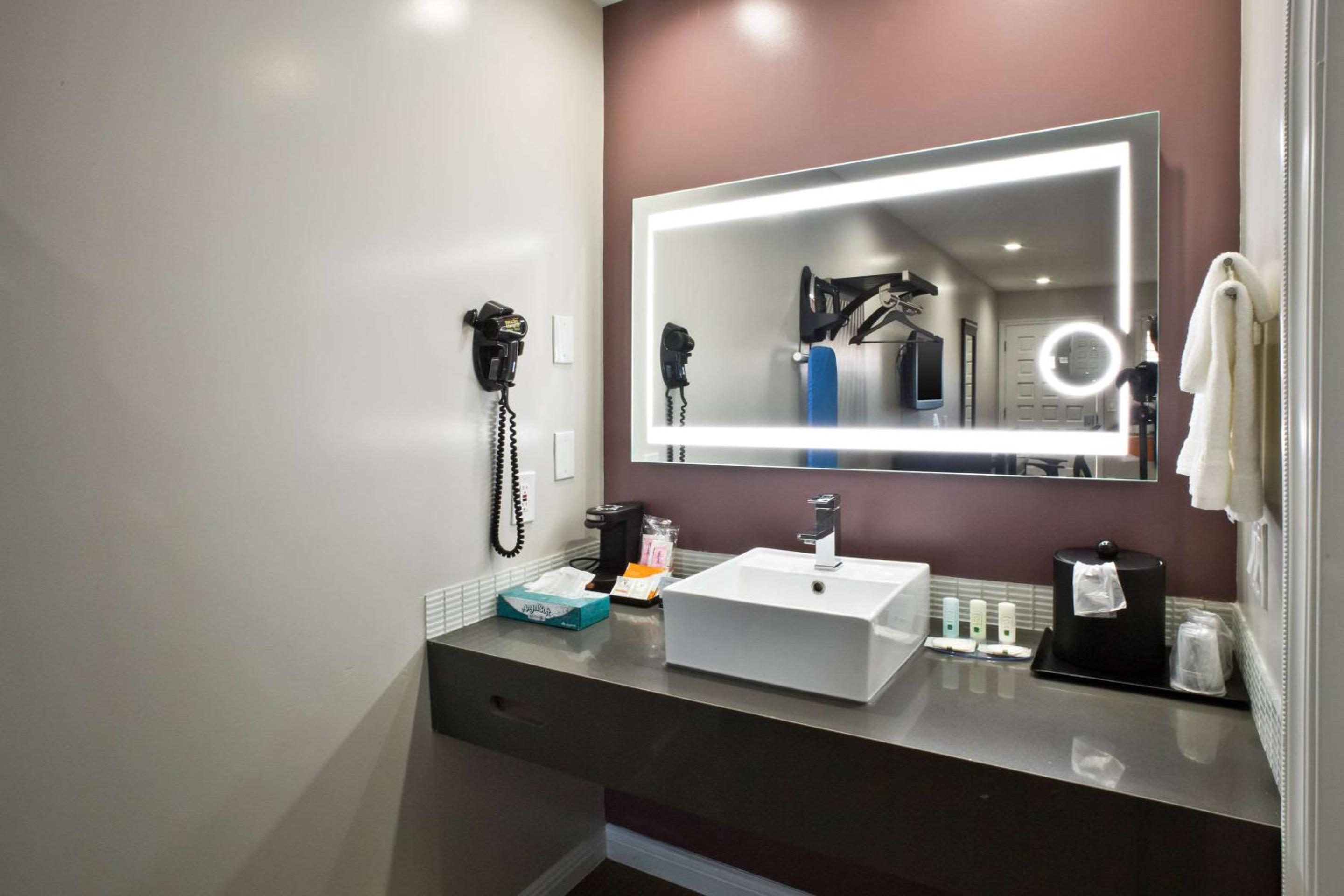 San Jose Vacations - Quality Inn Hayward - Property Image 4