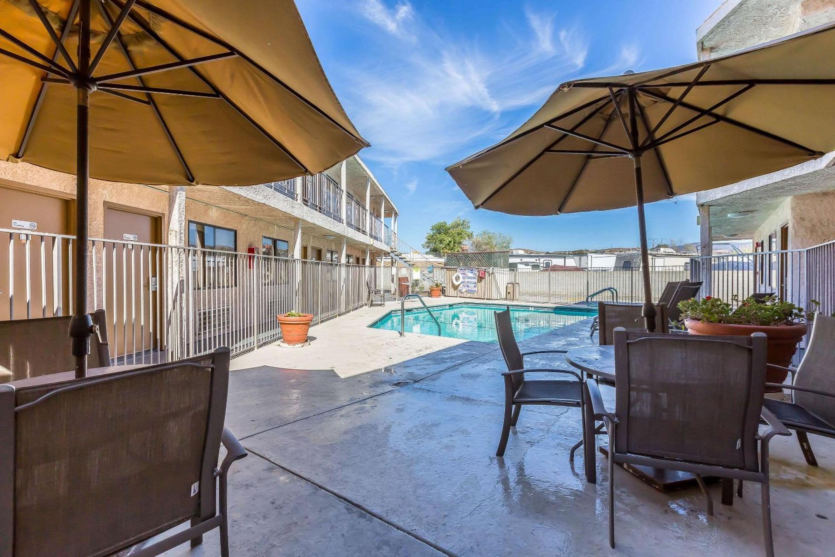 Rodeway Inn Magic Mountain Area - Property Image 14