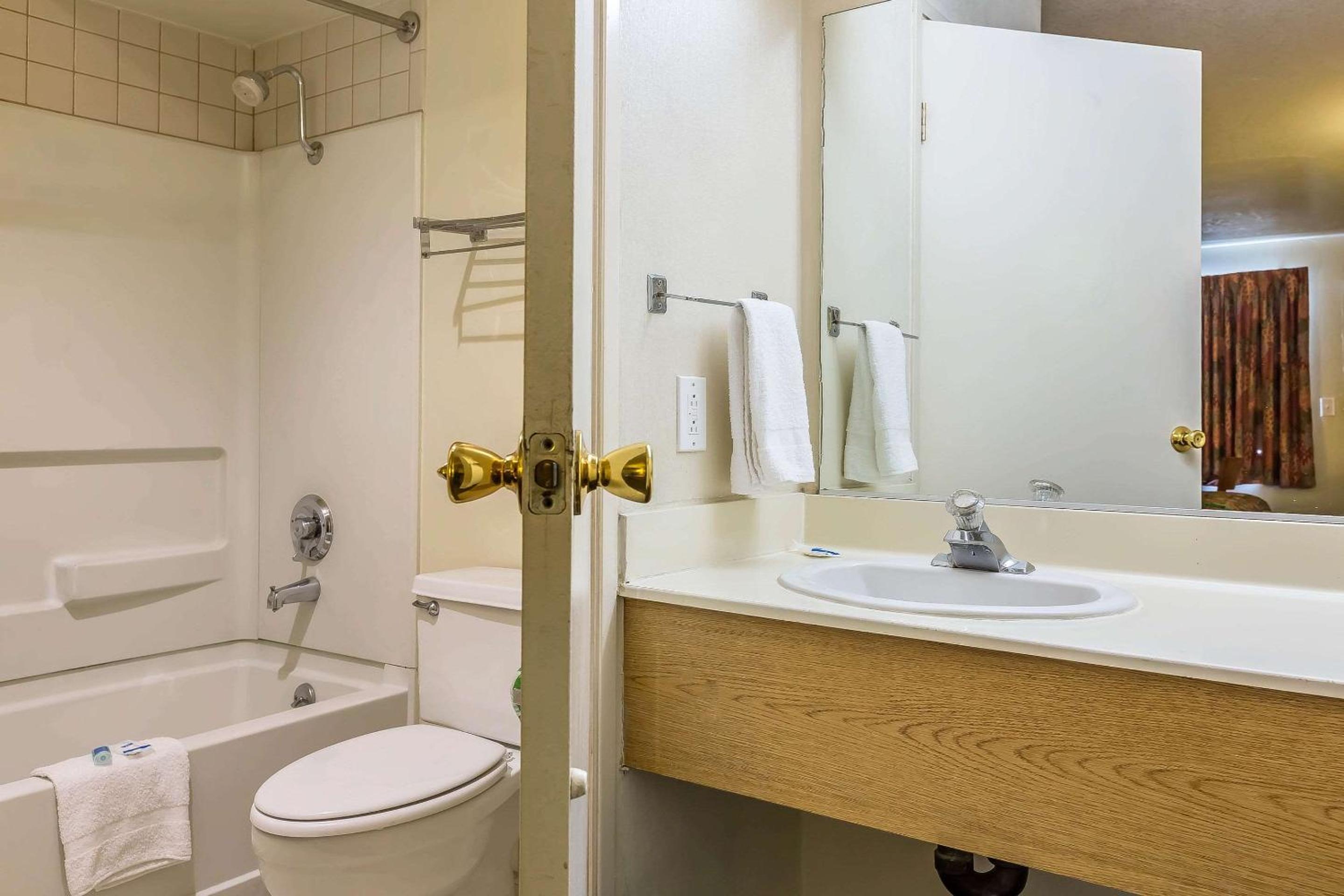 Rodeway Inn Magic Mountain Area - Property Image 11