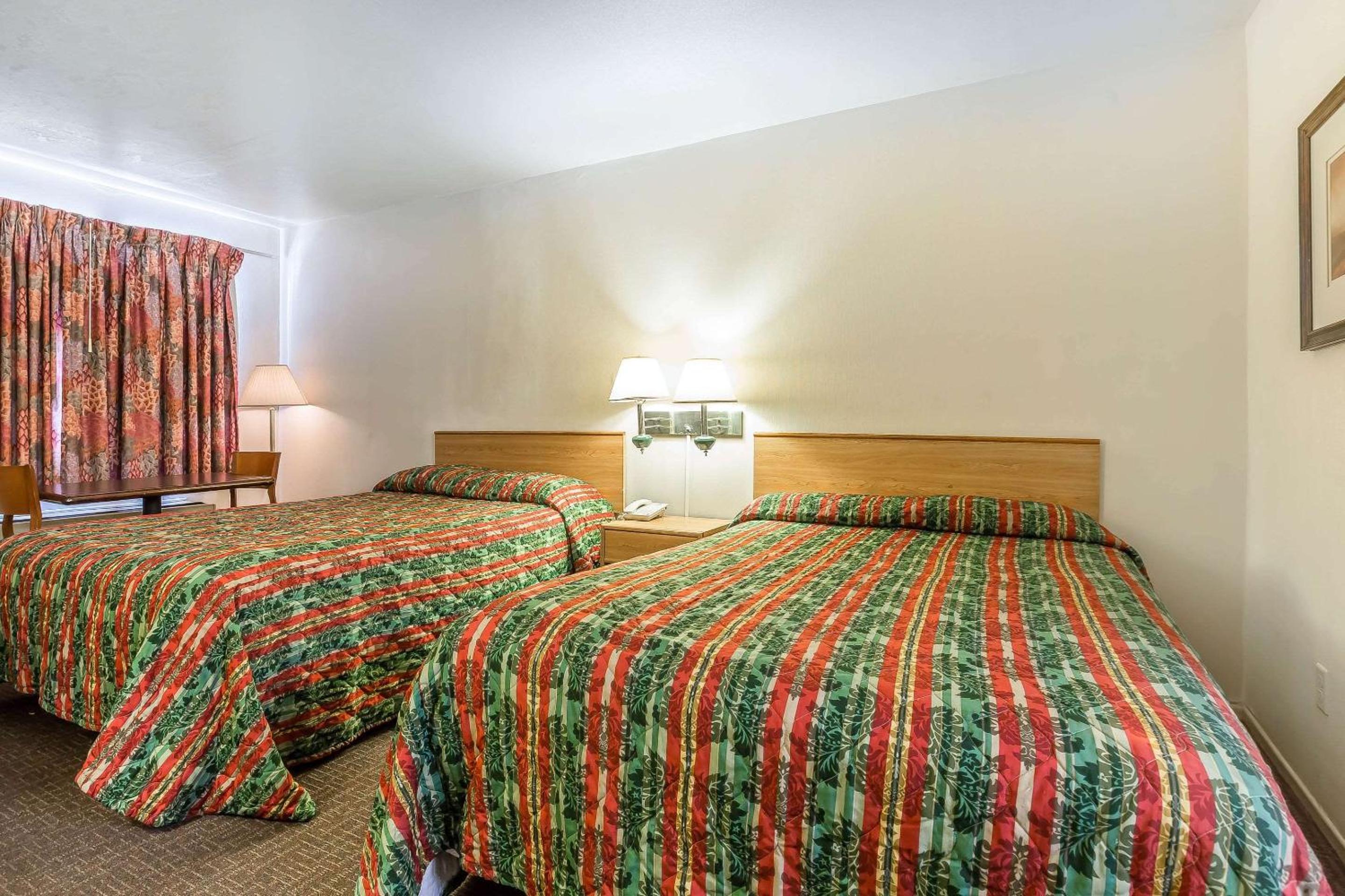 Rodeway Inn Magic Mountain Area - Property Image 8
