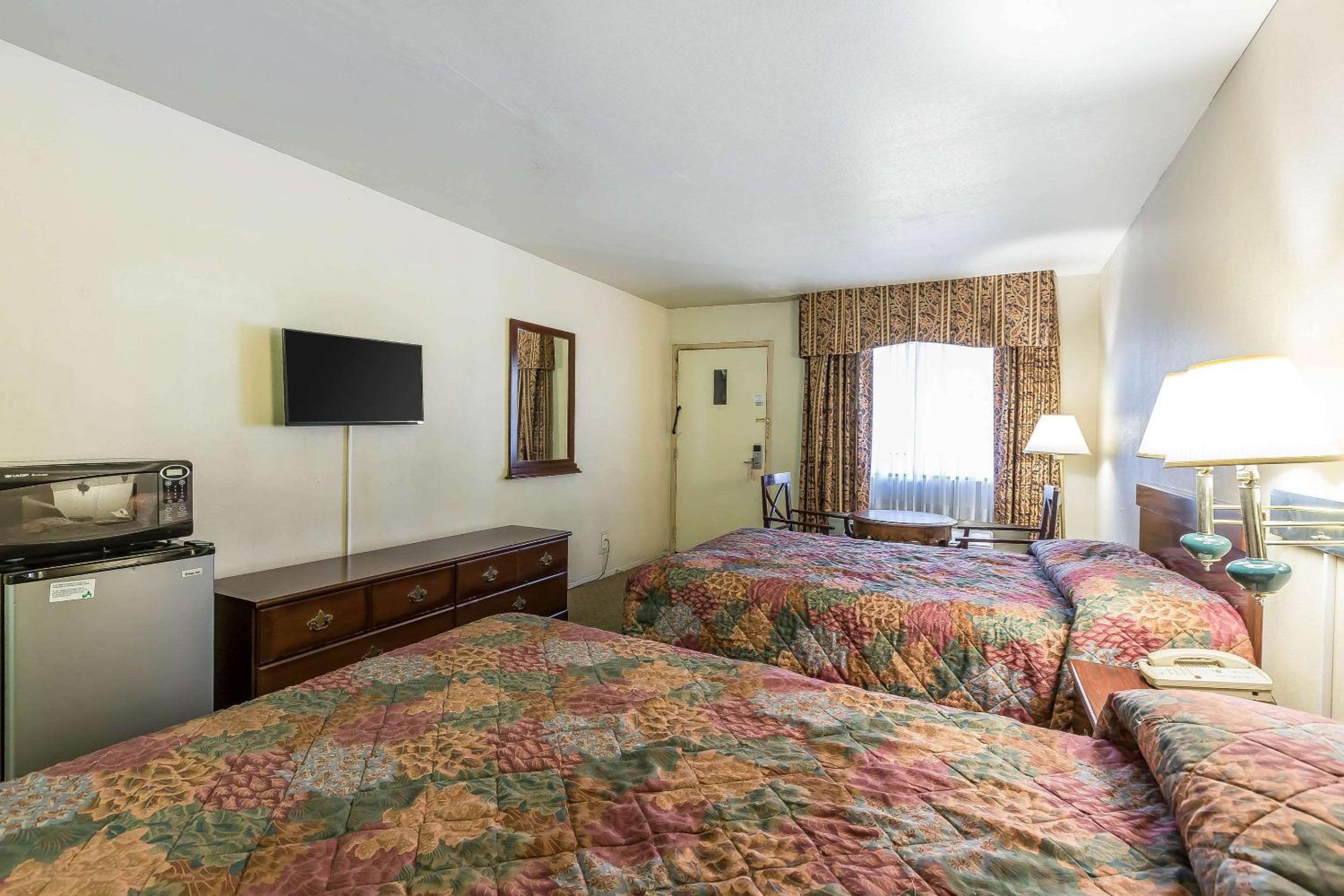 Rodeway Inn Magic Mountain Area - Property Image 7