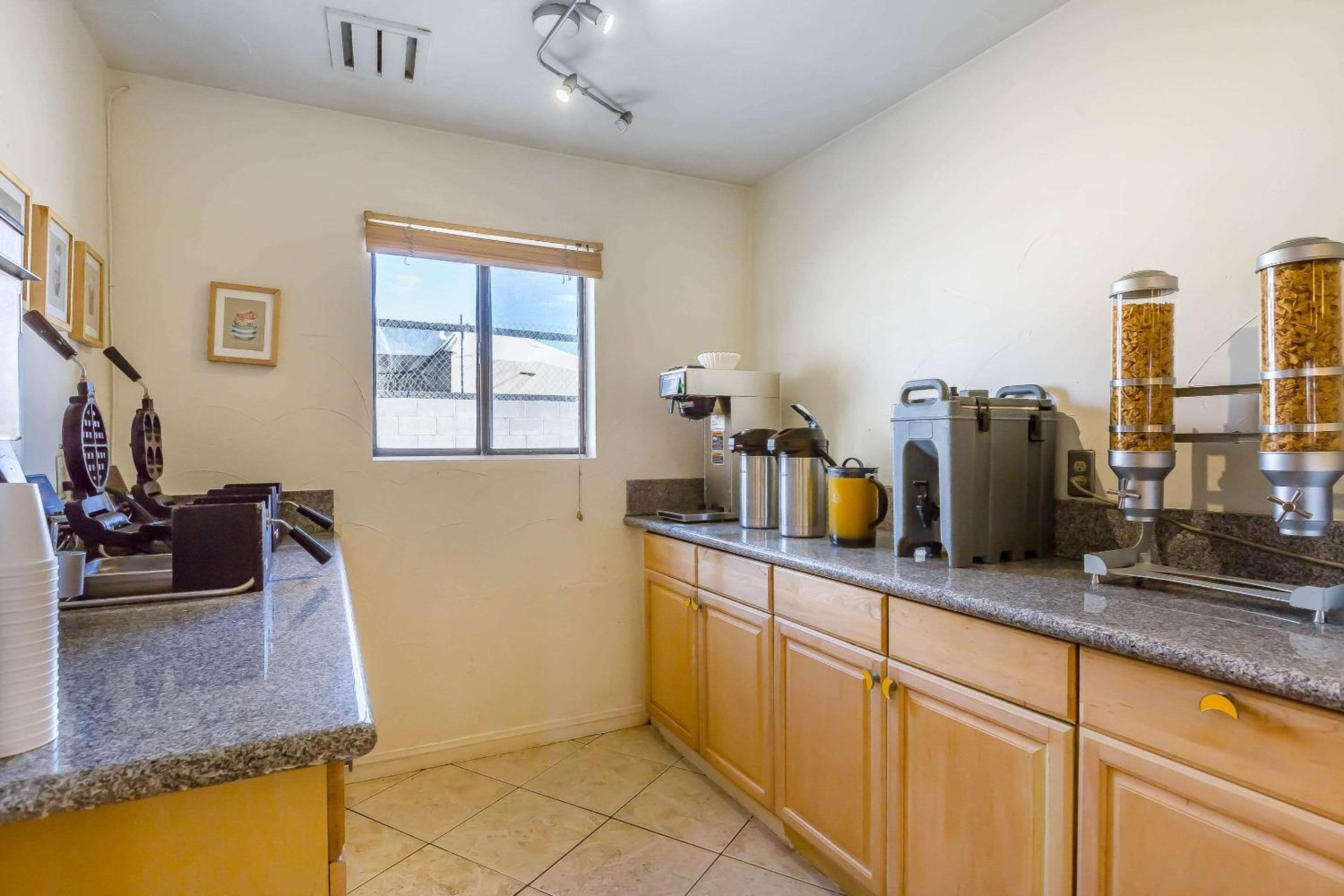 Rodeway Inn Magic Mountain Area - Property Image 6