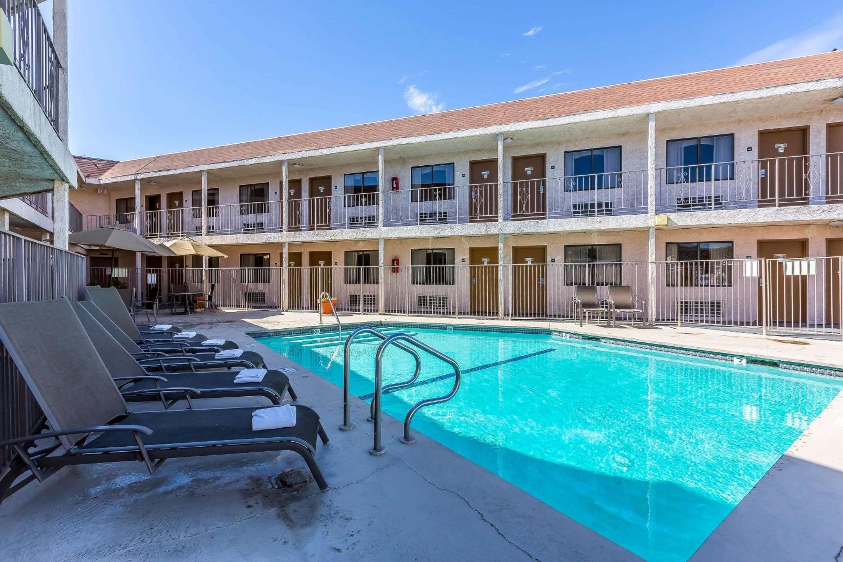 Rodeway Inn Magic Mountain Area - Property Image 3
