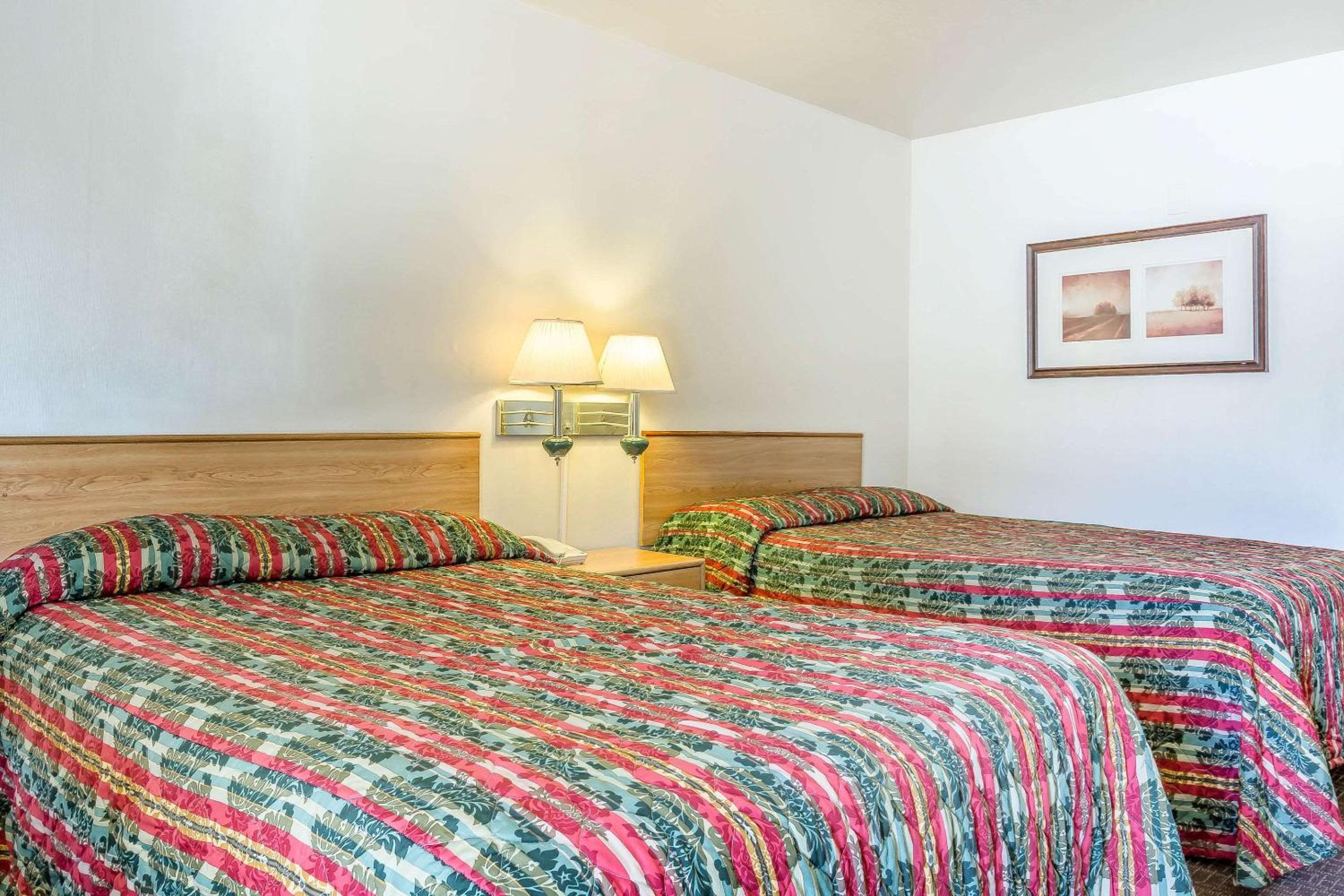 Rodeway Inn Magic Mountain Area - Property Image 2