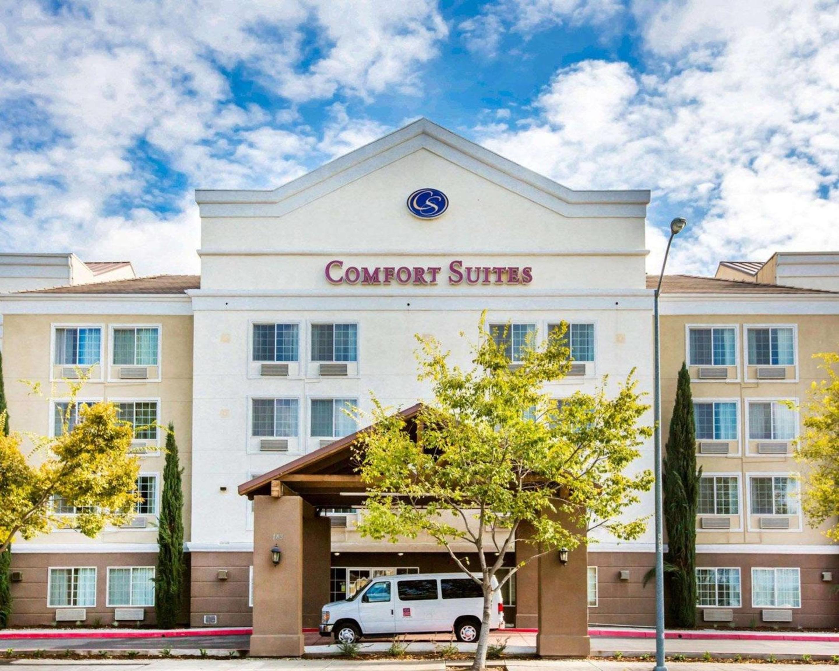 Hotel Comfort Suites - Image 1