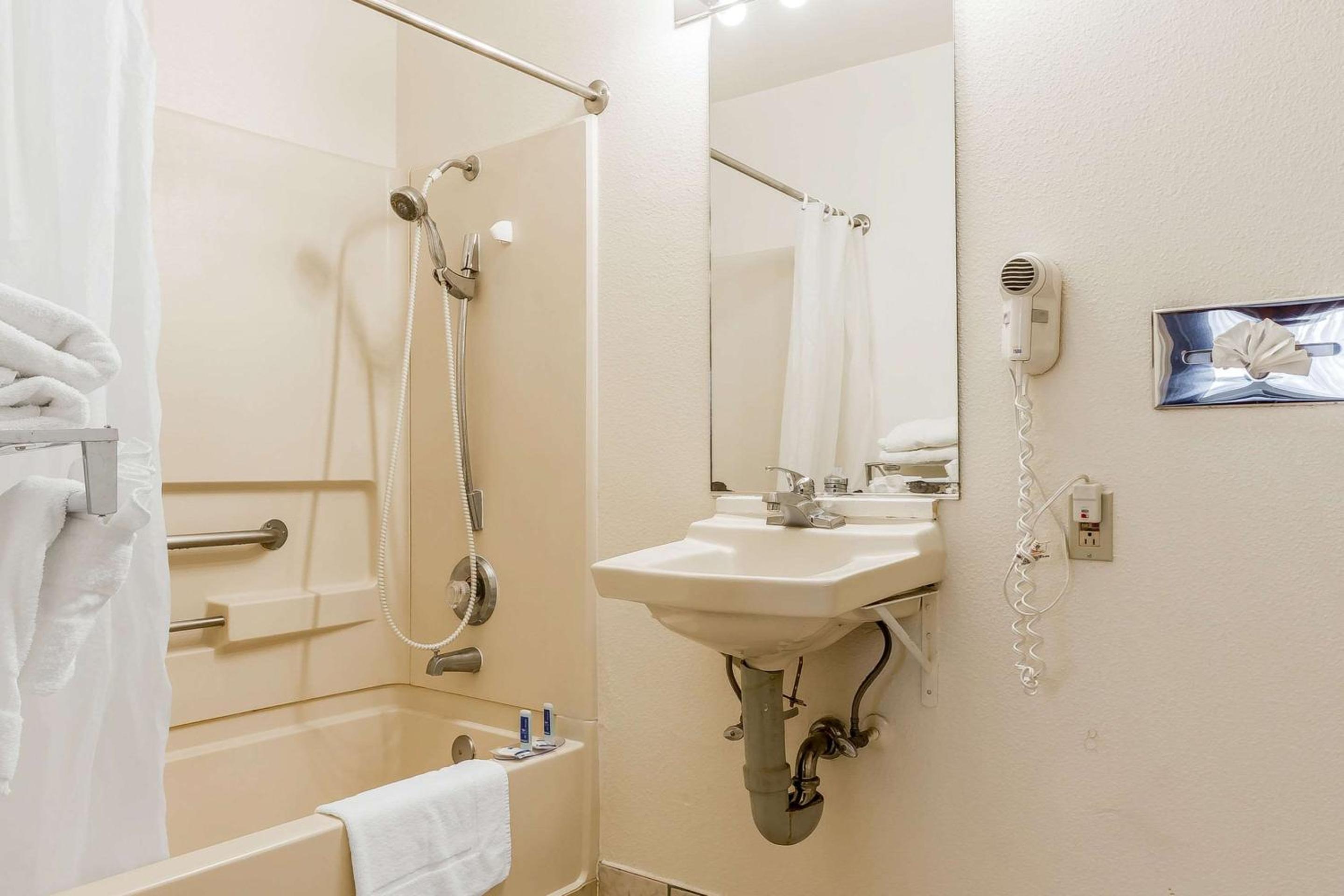 Rohnert Park Vacations - Rodeway Inn Wine Country - Property Image 5