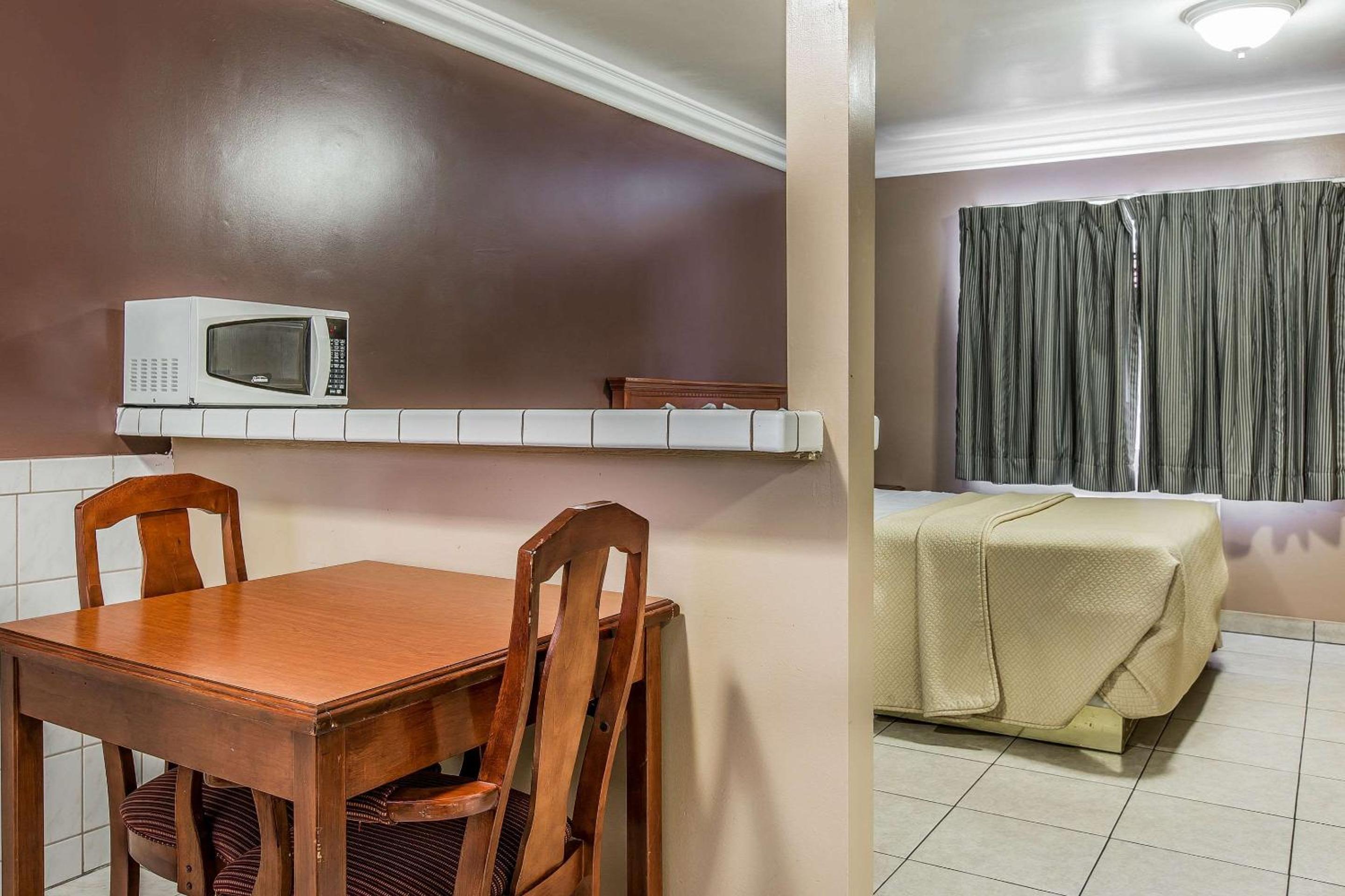 Ventura Vacations - Rodeway Inn - Property Image 2