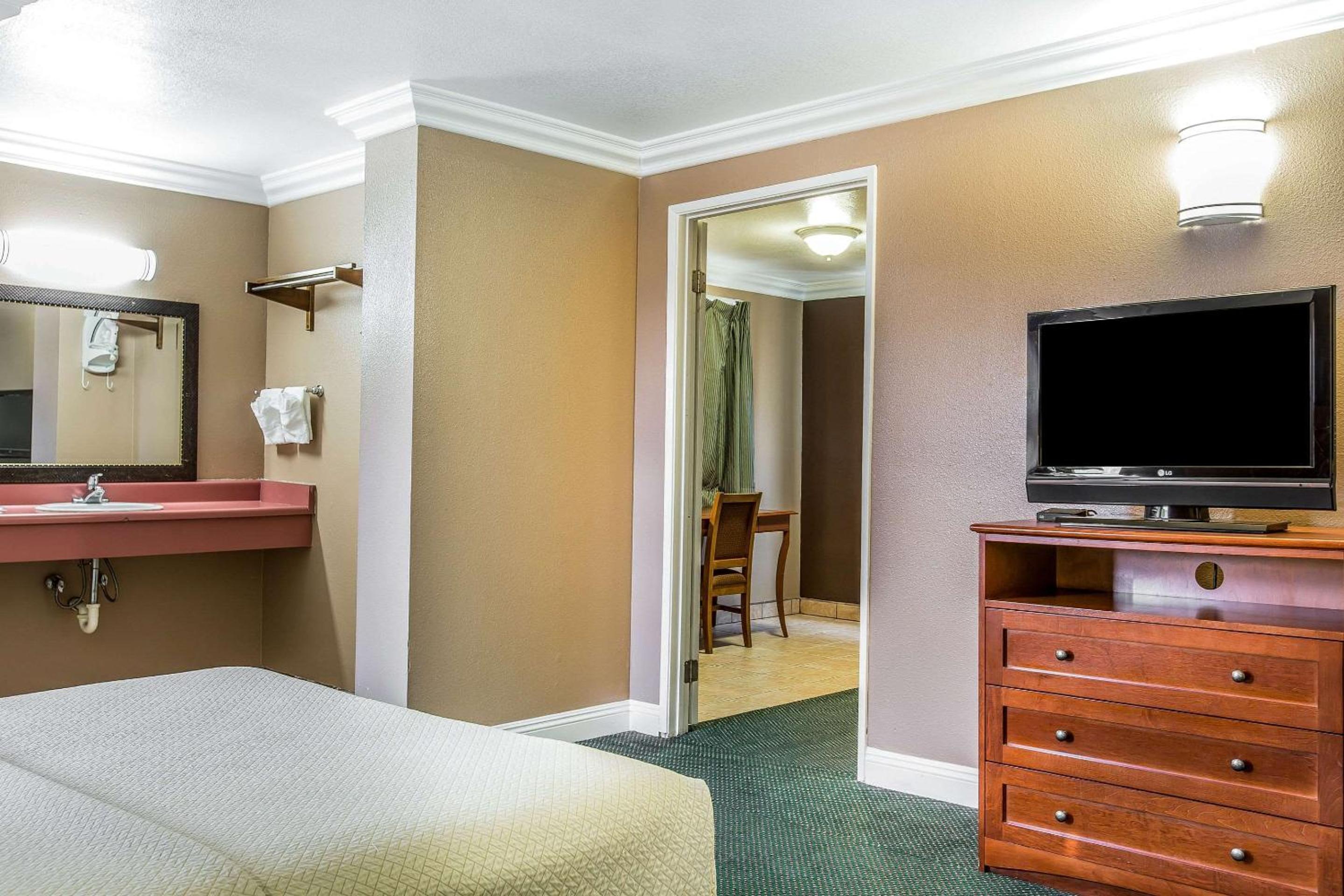 Ventura Vacations - Rodeway Inn - Property Image 15