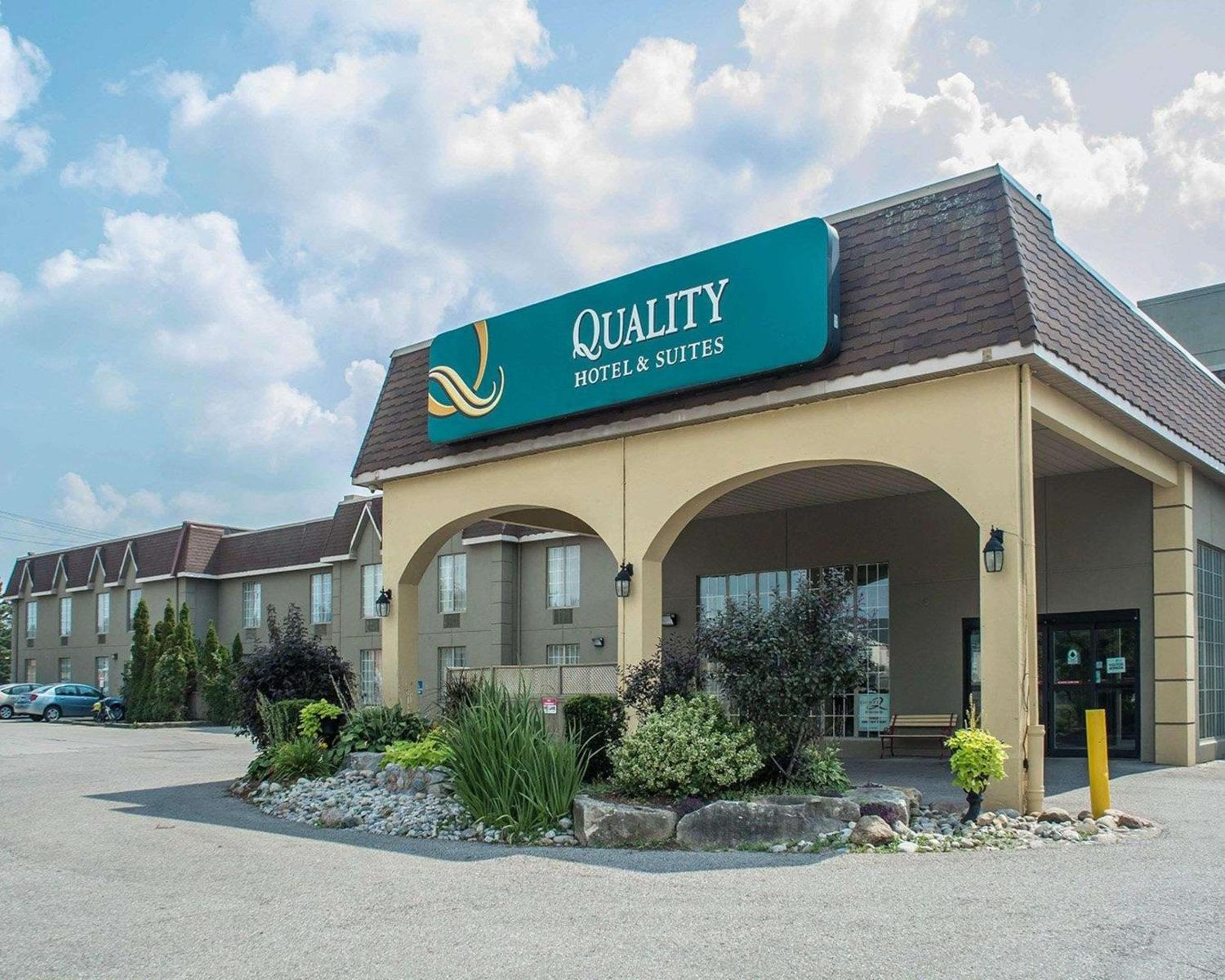 Woodstock Vacations - Quality Hotel  Suites Woodstock - Property Image 2