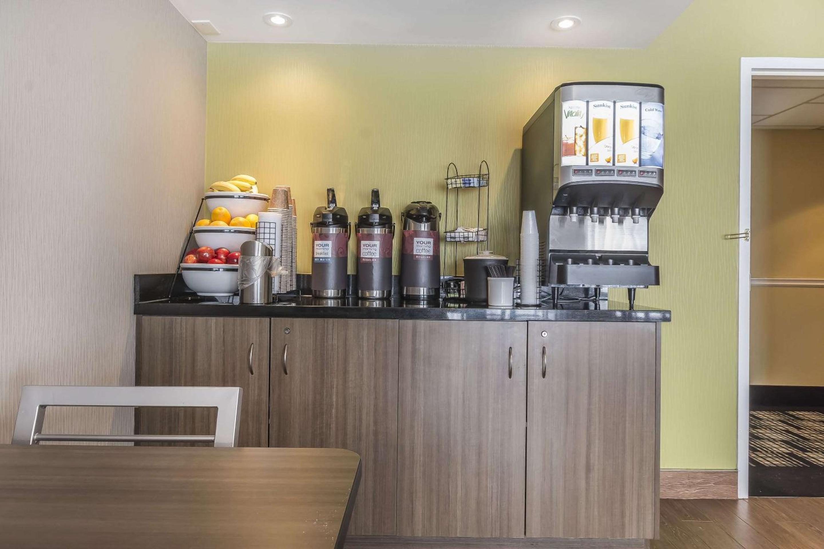 Belleville Vacations - Comfort Inn - Property Image 12