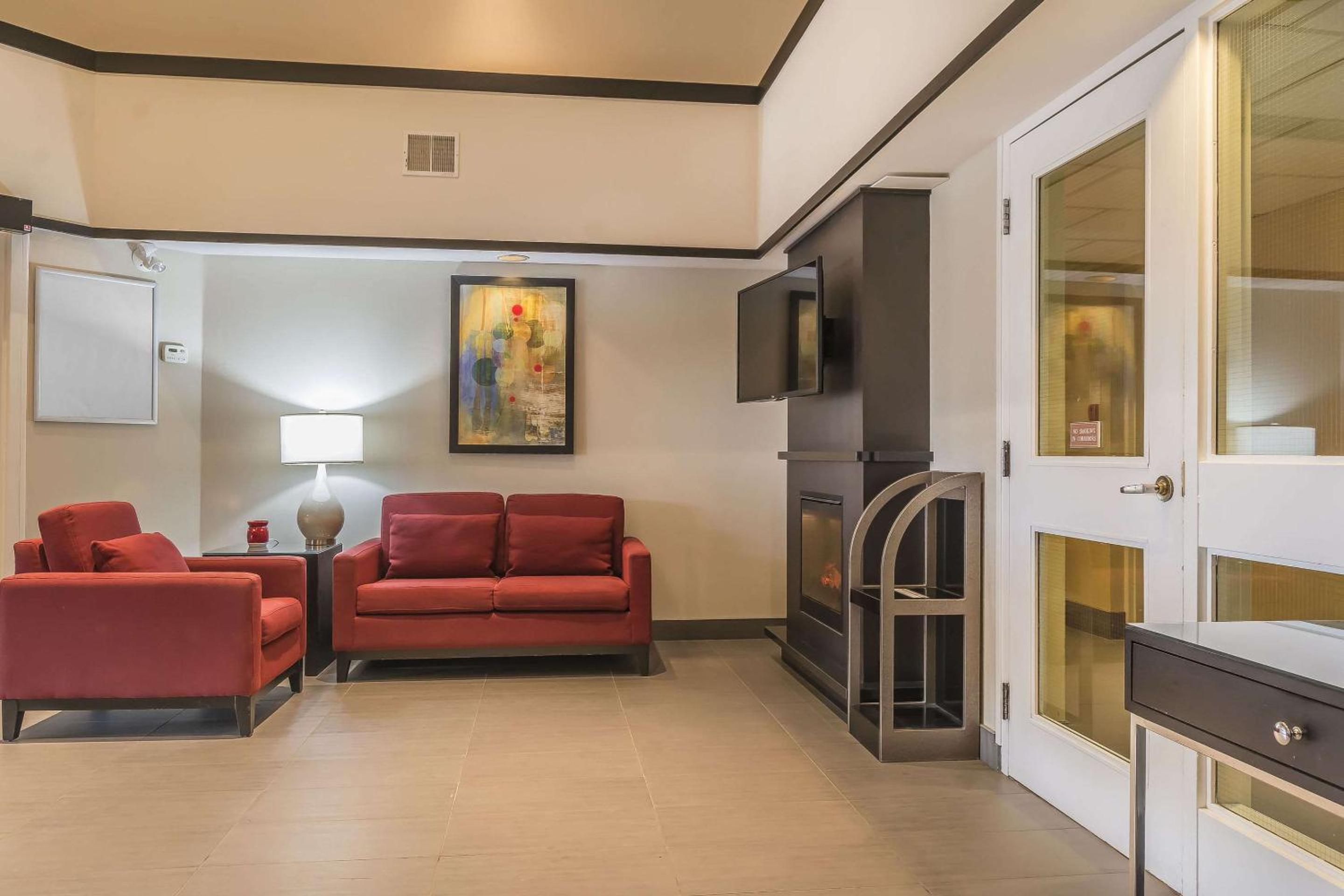 Belleville Vacations - Comfort Inn - Property Image 14