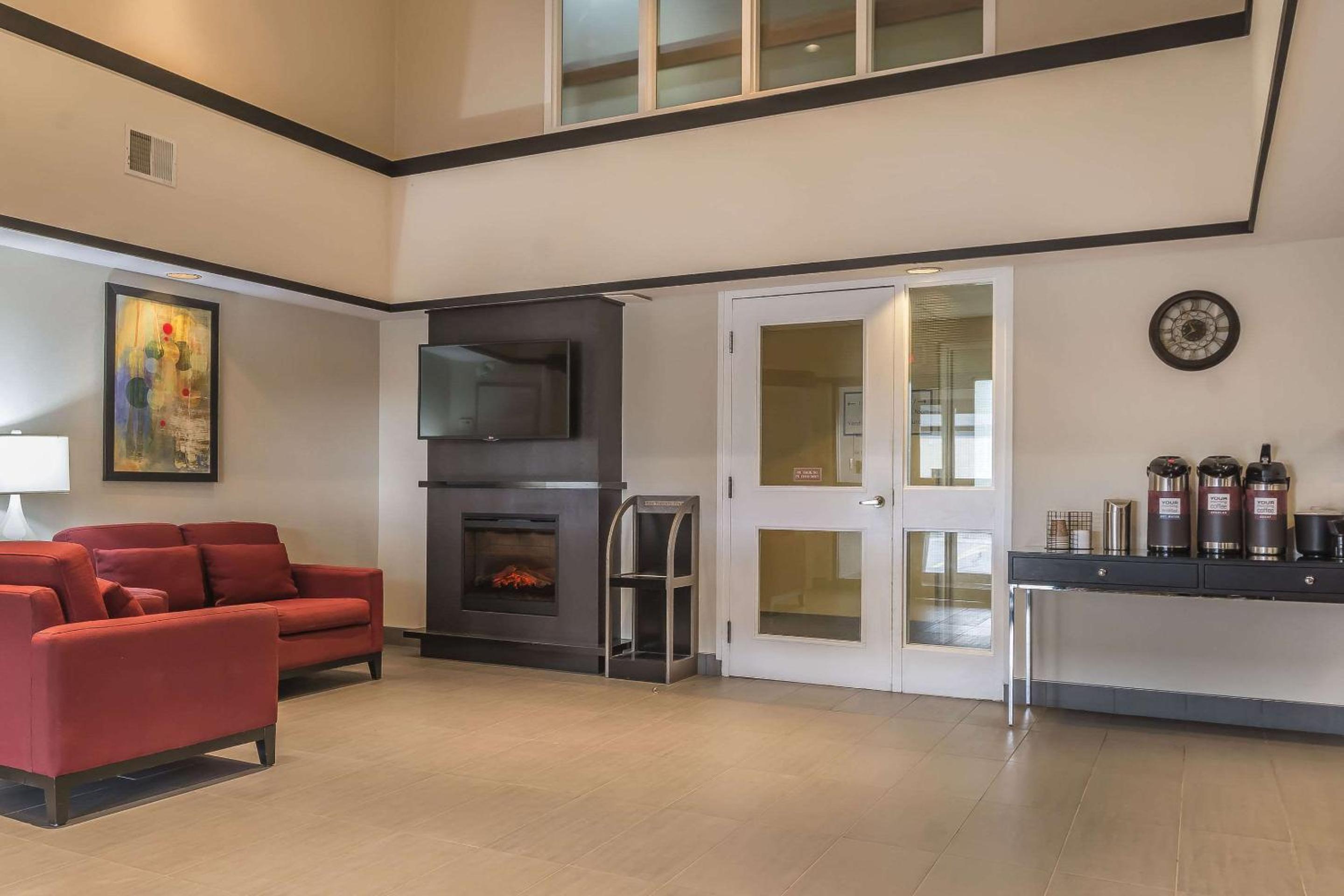 Belleville Vacations - Comfort Inn - Property Image 1