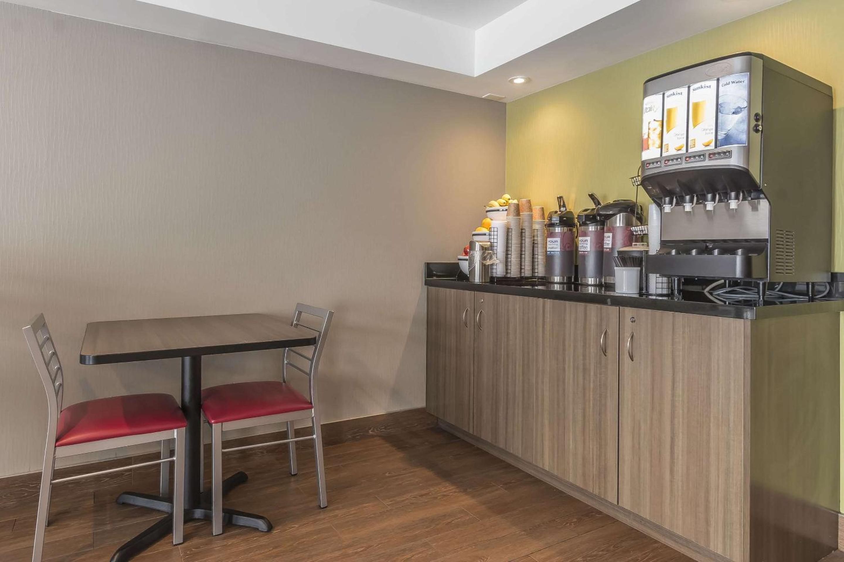 Belleville Vacations - Comfort Inn - Property Image 17