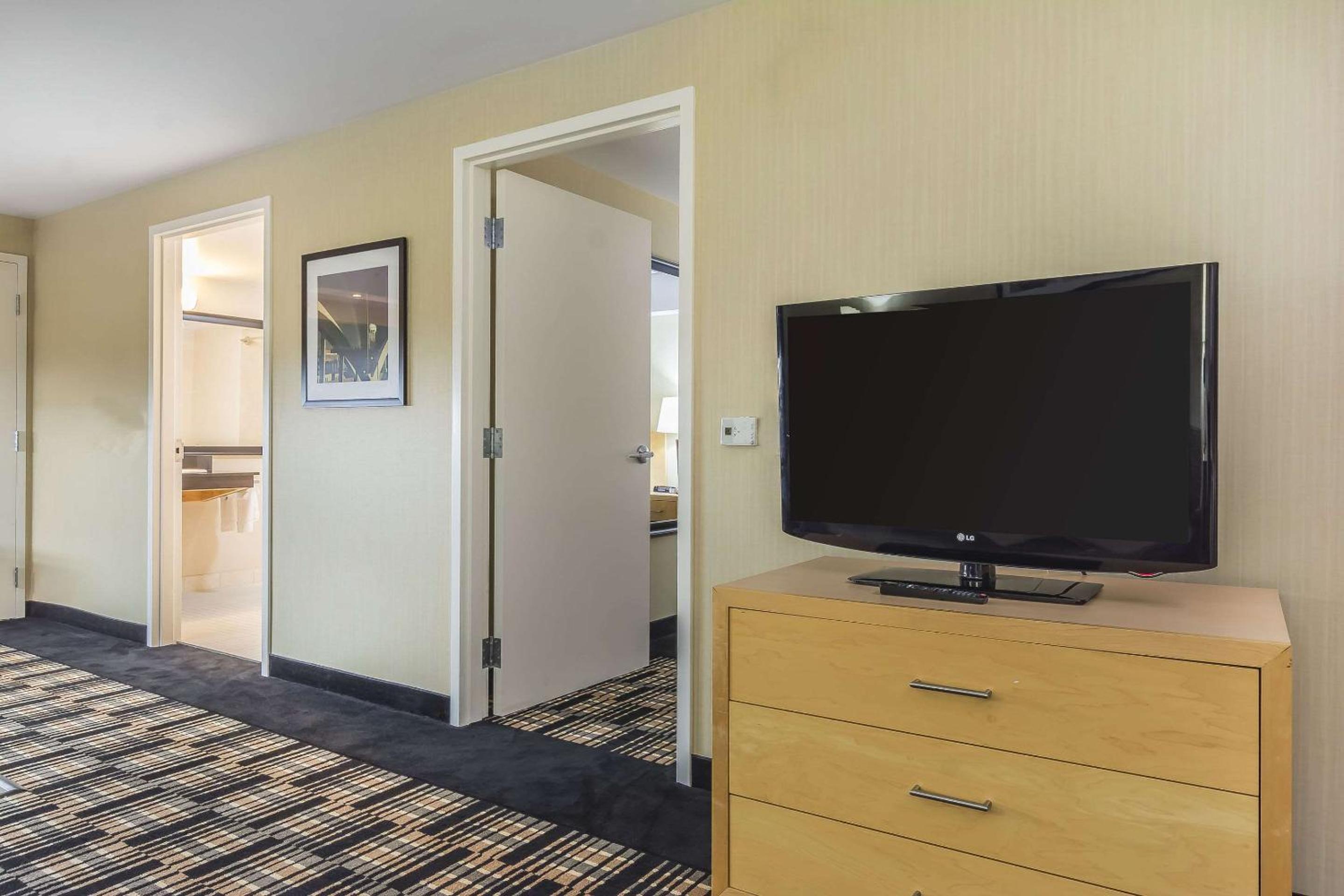 Belleville Vacations - Comfort Inn - Property Image 20