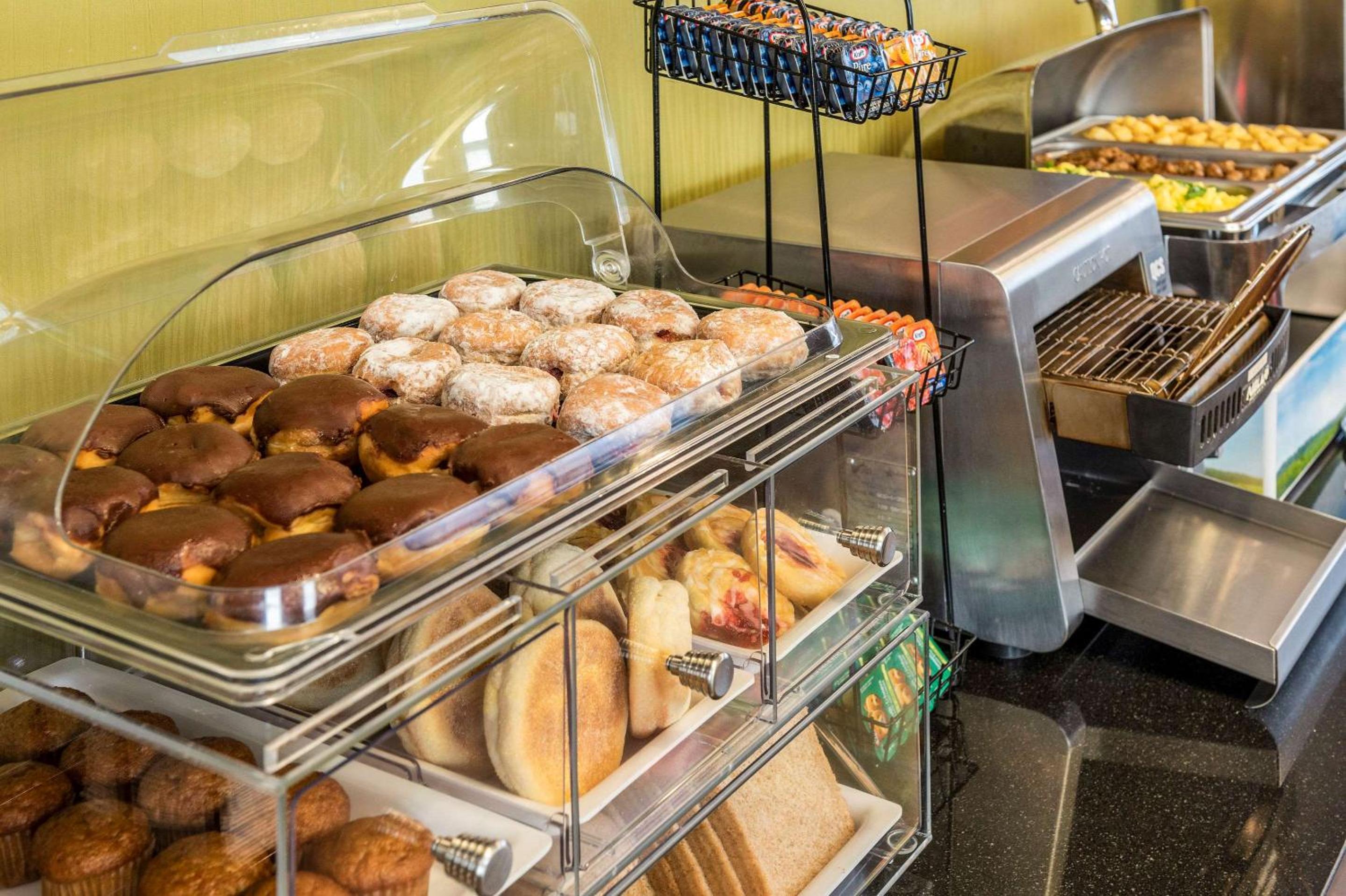 Regina Vacations - Comfort Inn - Property Image 2