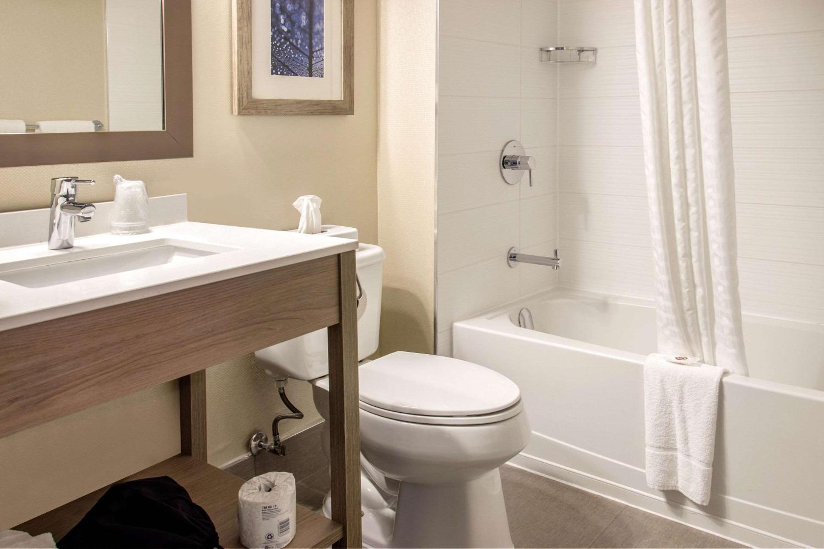 Comfort Inn Airport Dorval - Property Image 12