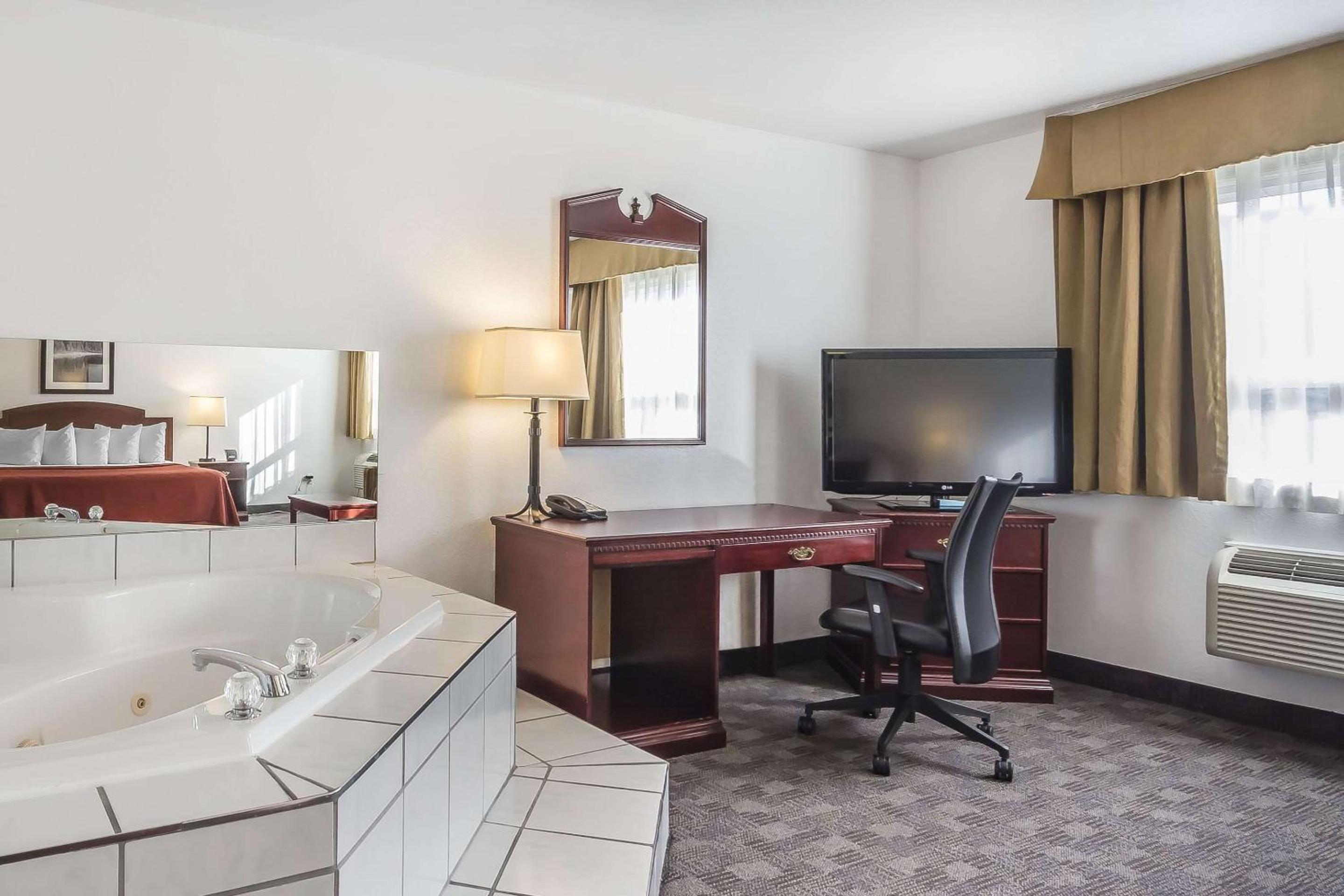 Fort Mcmurray Vacations - Quality Hotel  Conference Centre - Property Image 11