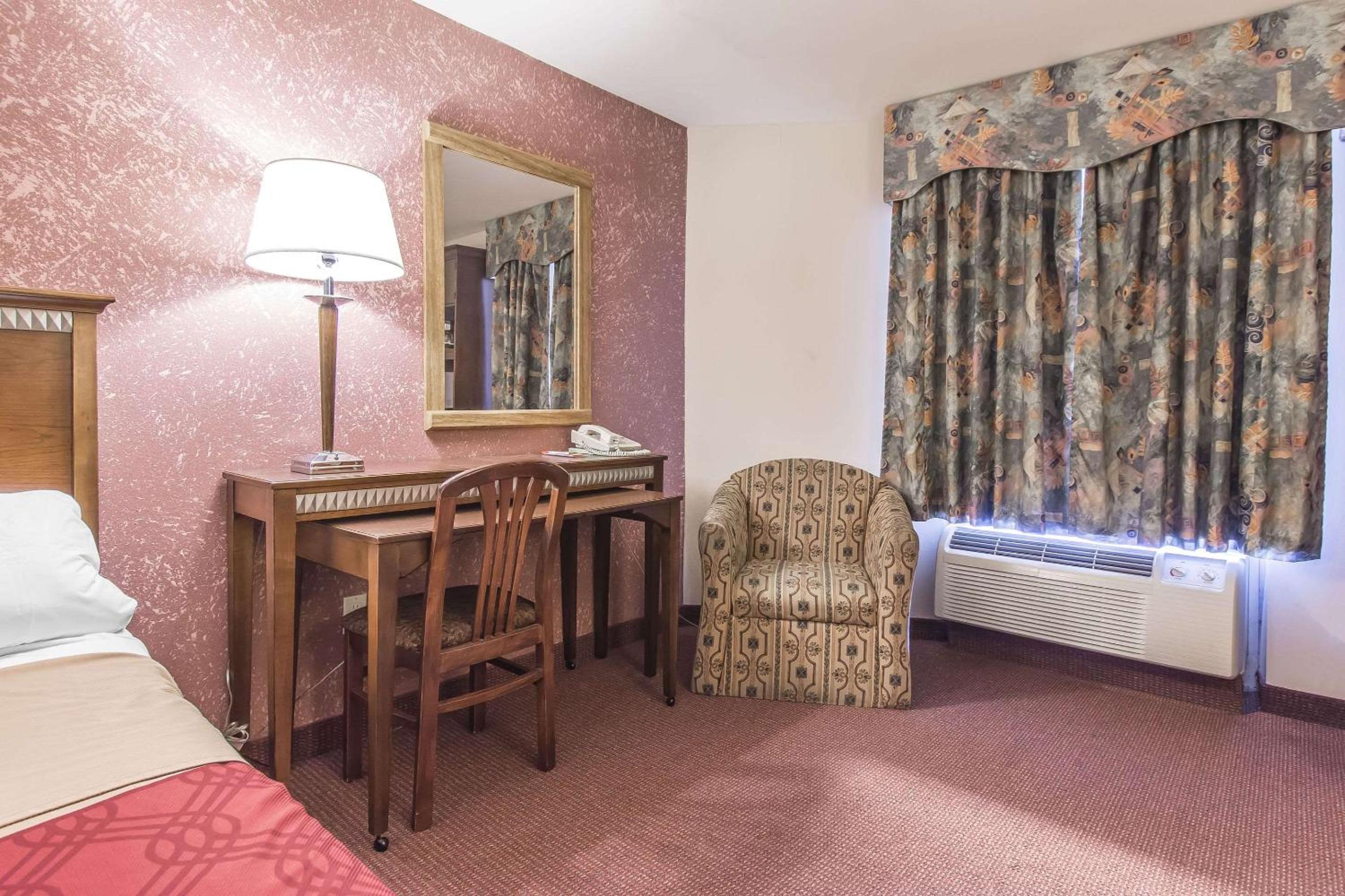 Orillia Vacations - Econo Lodge - Property Image 3