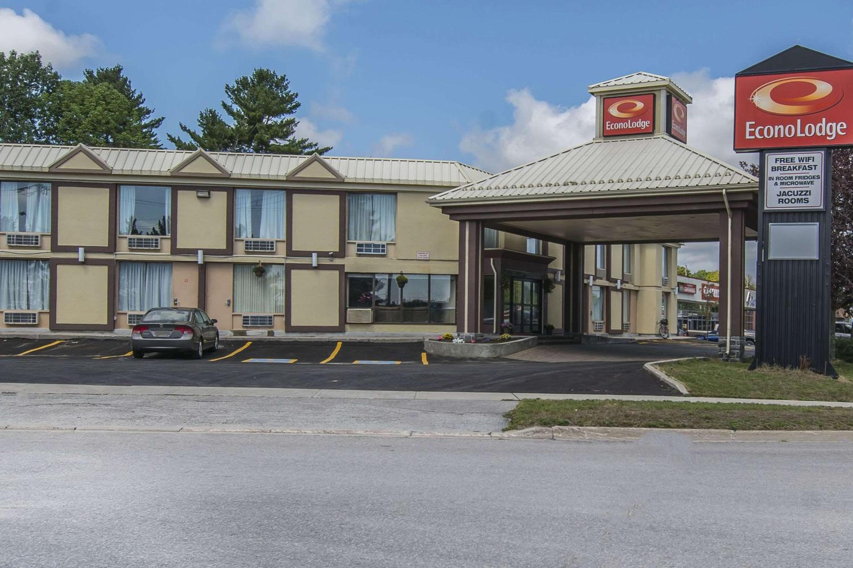 Orillia Vacations - Econo Lodge - Property Image 1