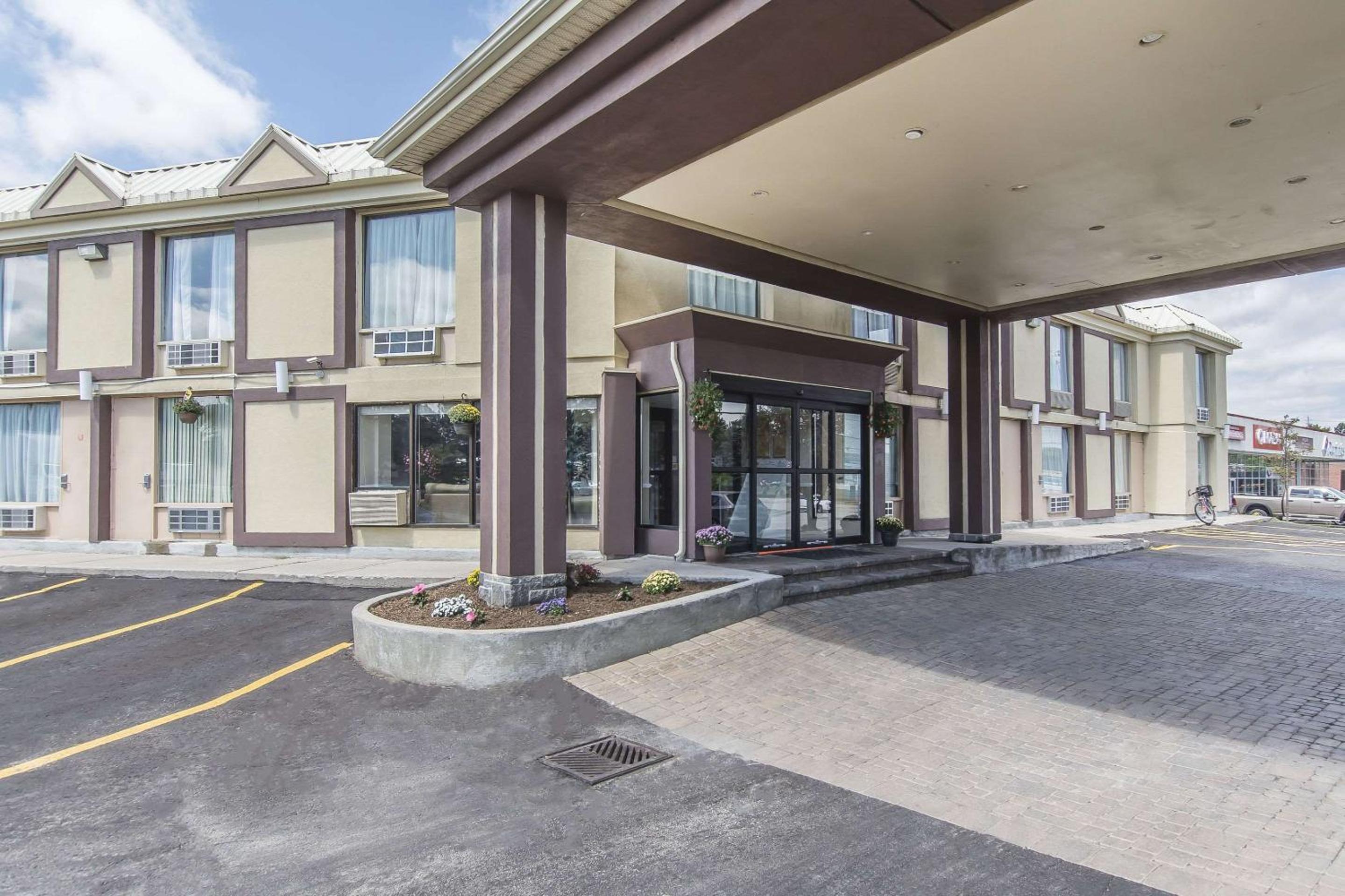 Orillia Vacations - Econo Lodge - Property Image 2