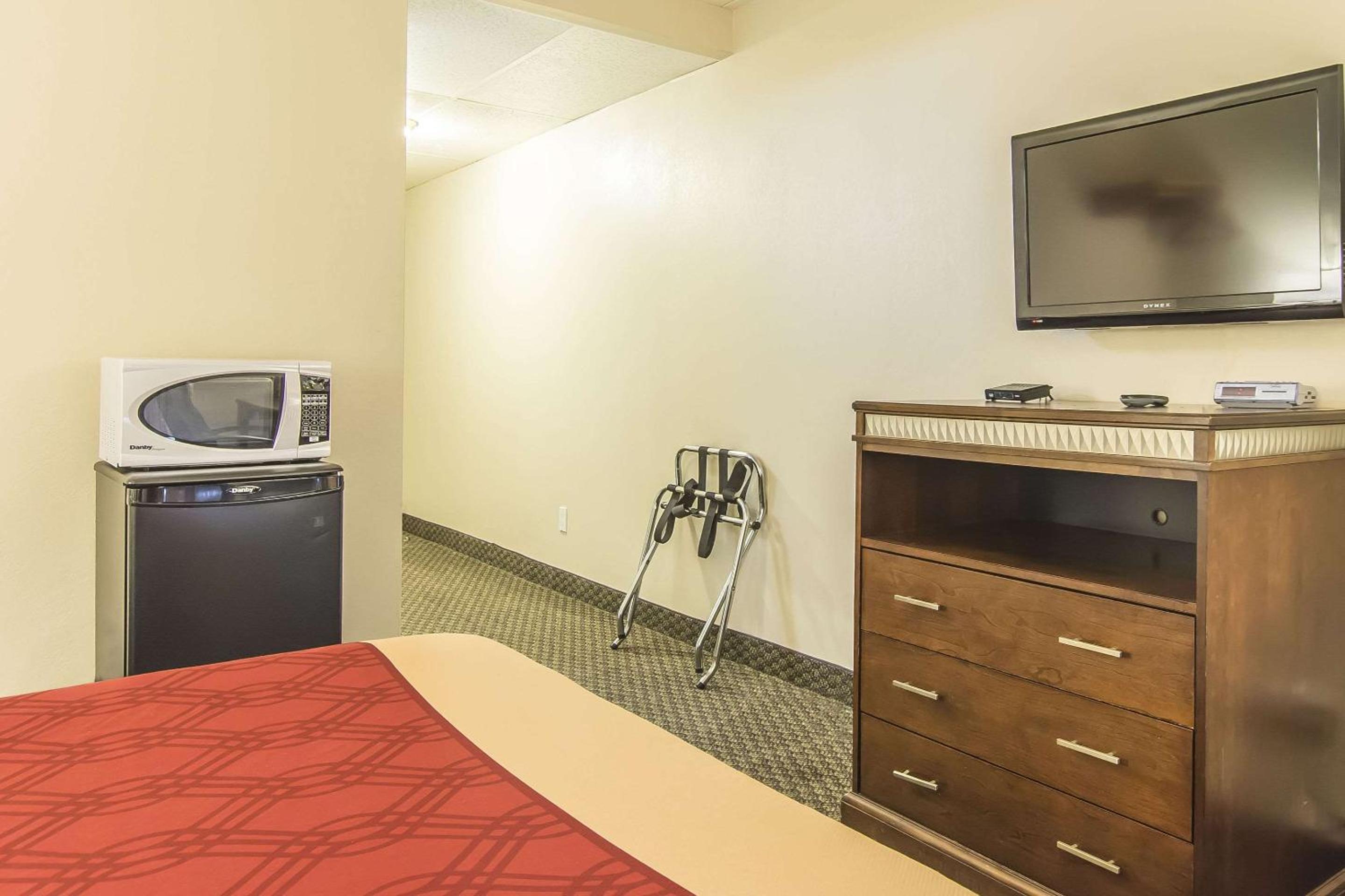 Orillia Vacations - Econo Lodge - Property Image 5