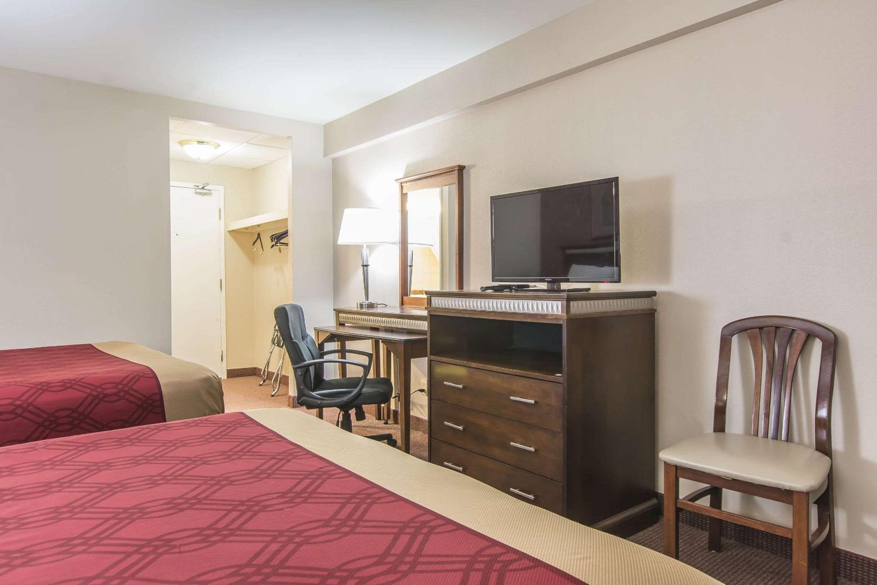 Econo Lodge - Image 2