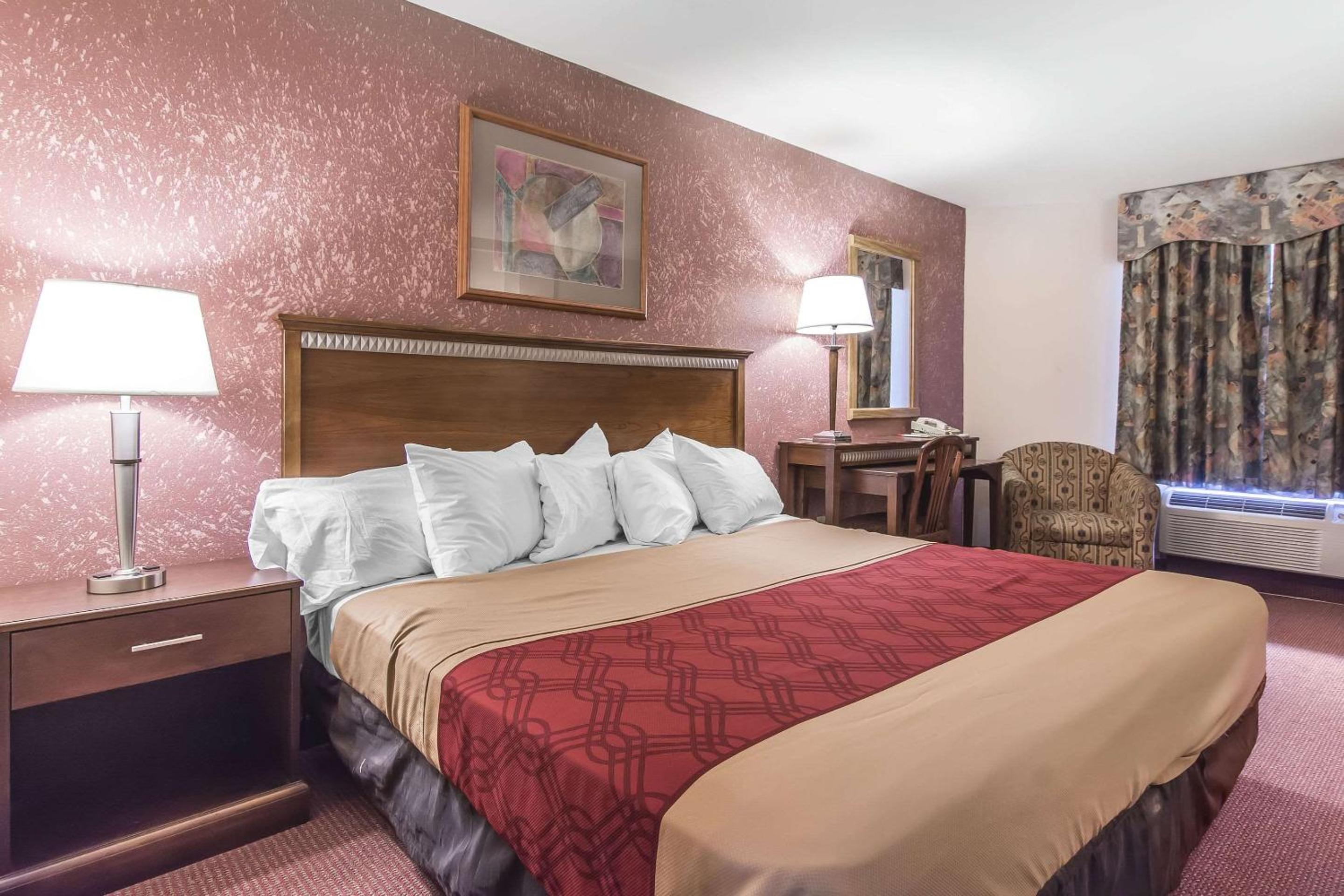 Econo Lodge - Image 3