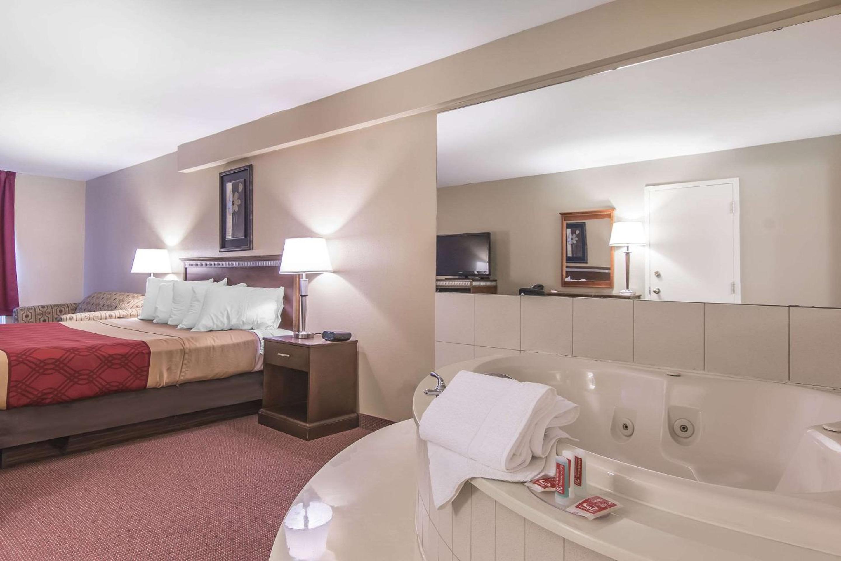 Econo Lodge - Image 4