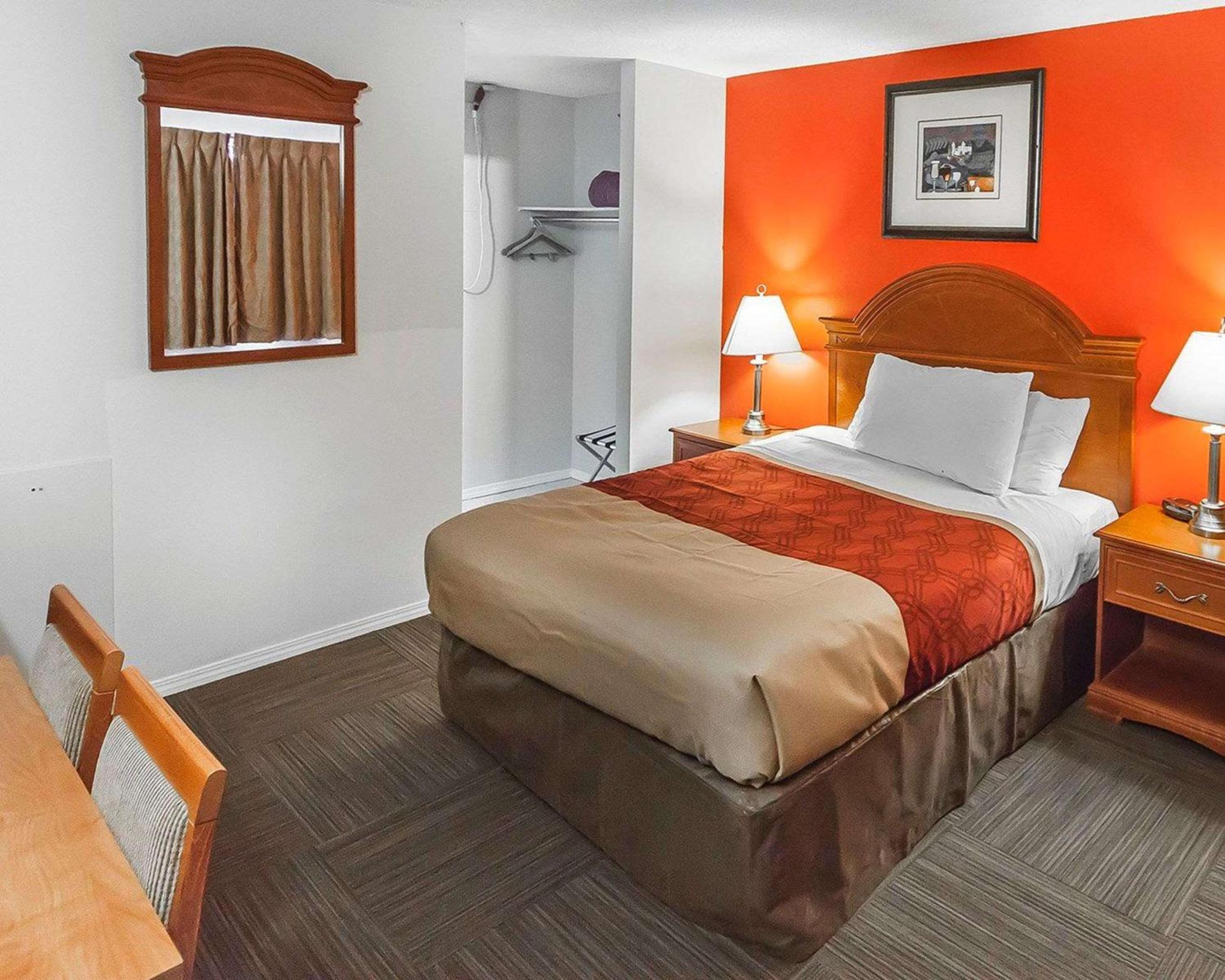 Econo Lodge Inn & Suites Drumheller view 2
