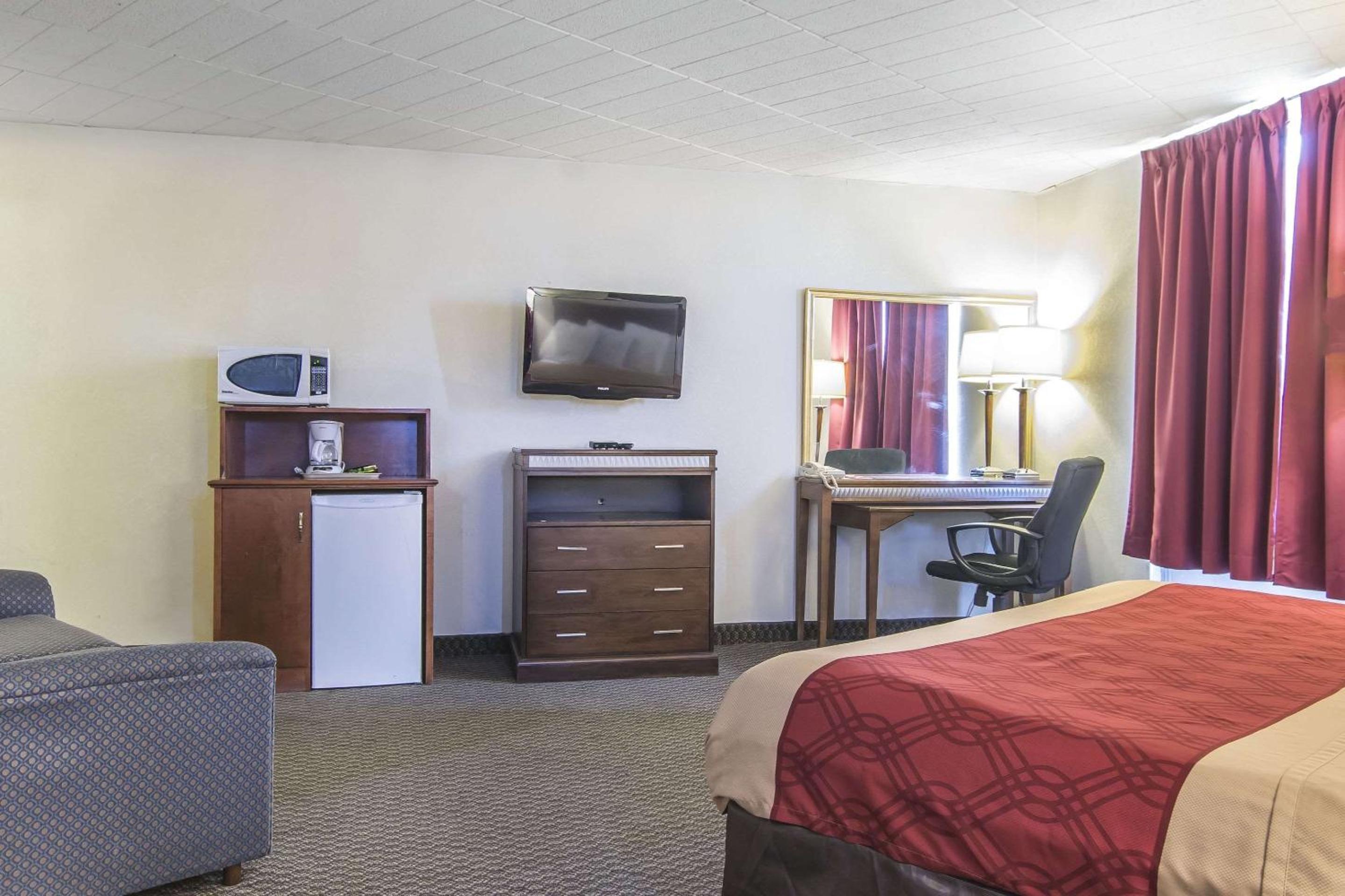 Econo Lodge - Image 5