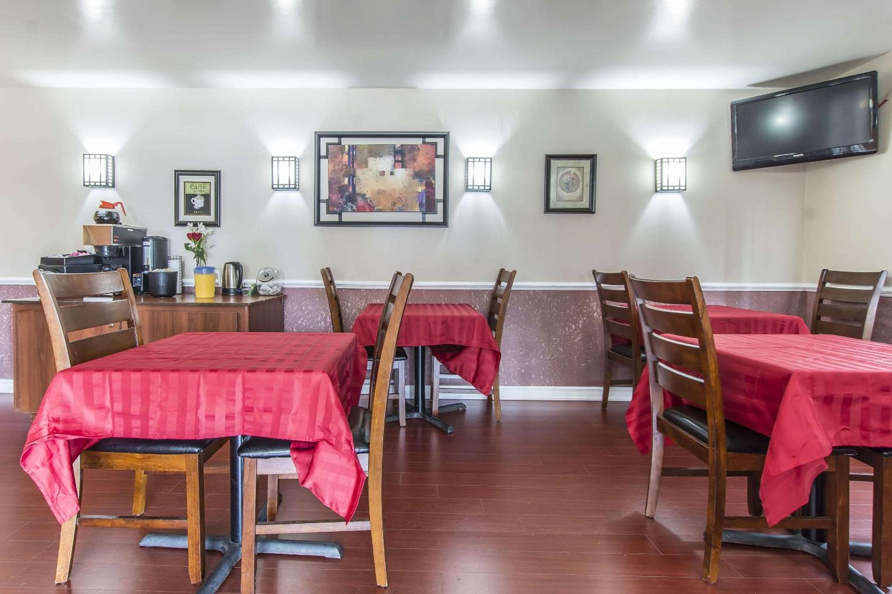 Orillia Vacations - Econo Lodge - Property Image 1