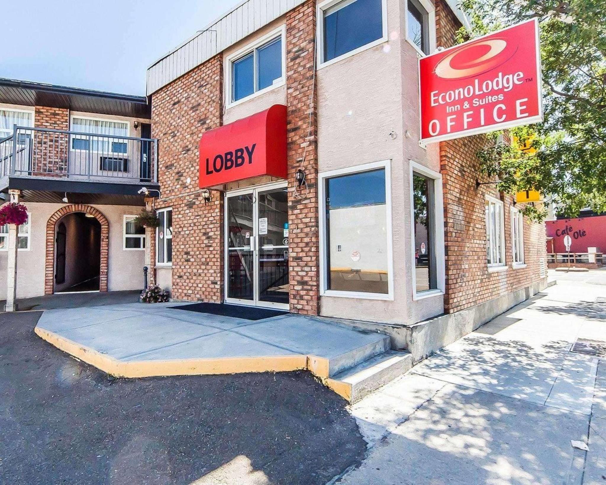 Econo Lodge Inn & Suites Drumheller - Image 1
