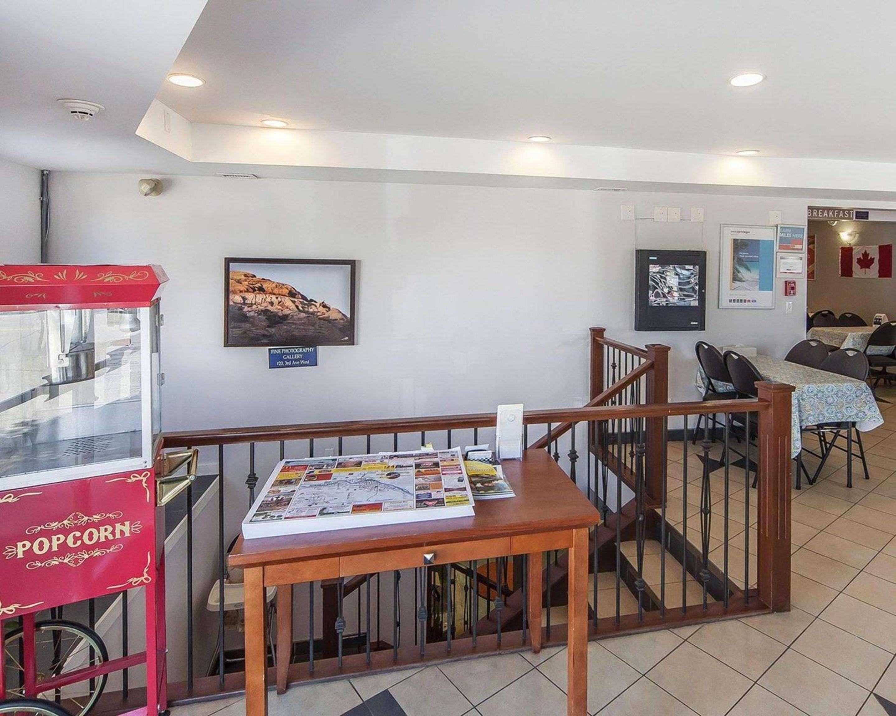Econo Lodge Inn & Suites Drumheller - Image 5