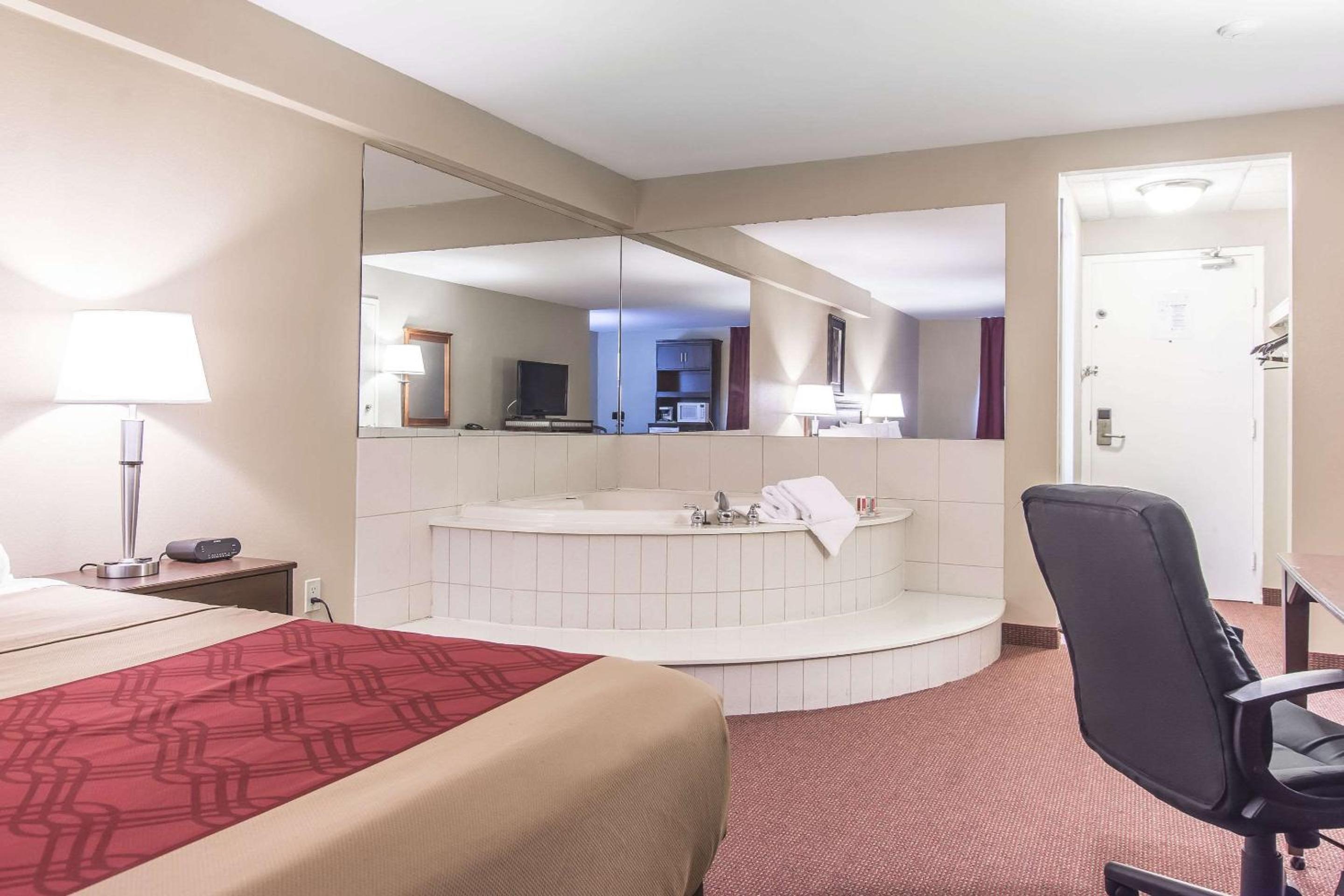 Orillia Vacations - Econo Lodge - Property Image 17