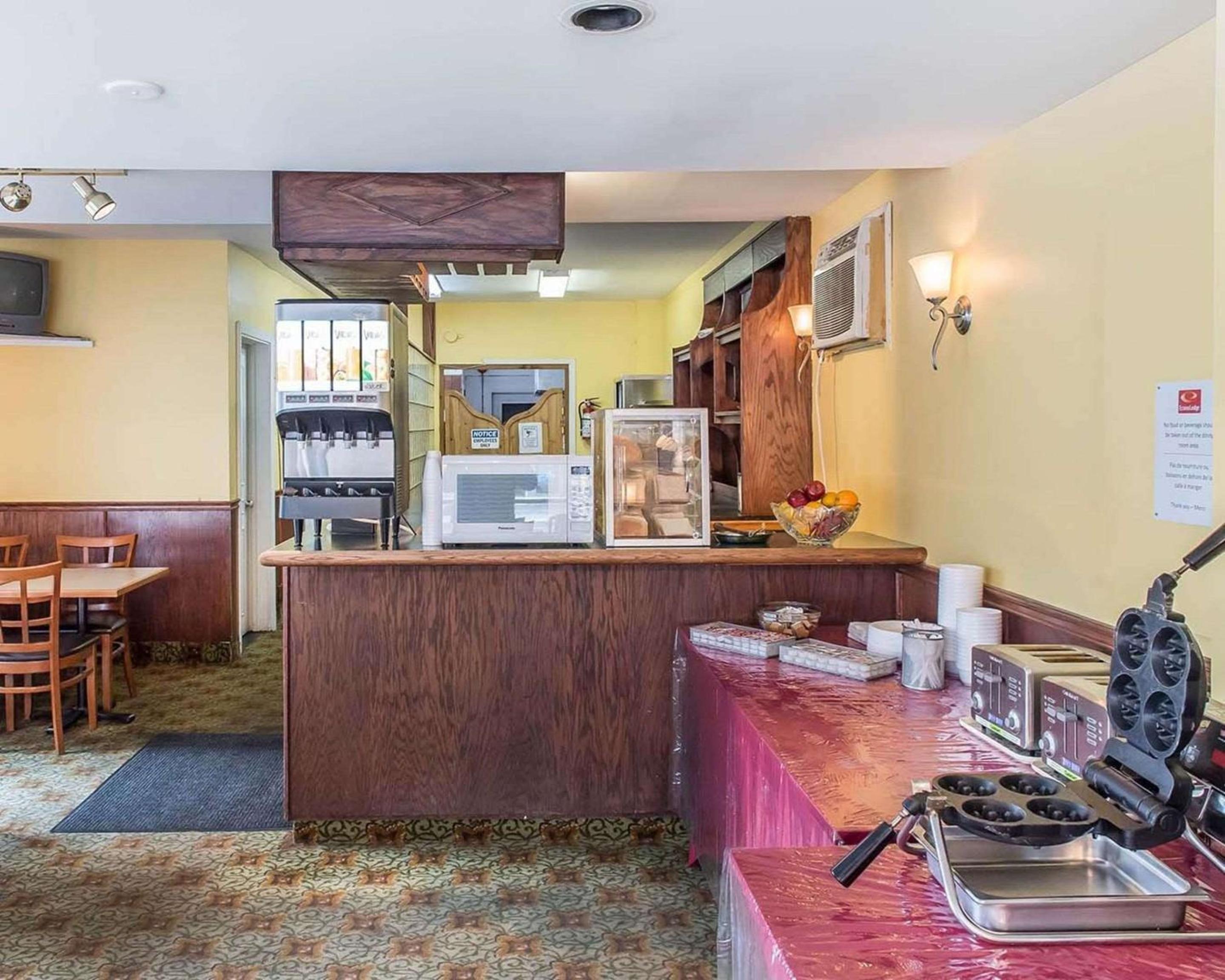 Econo Lodge Downtown - Image 2