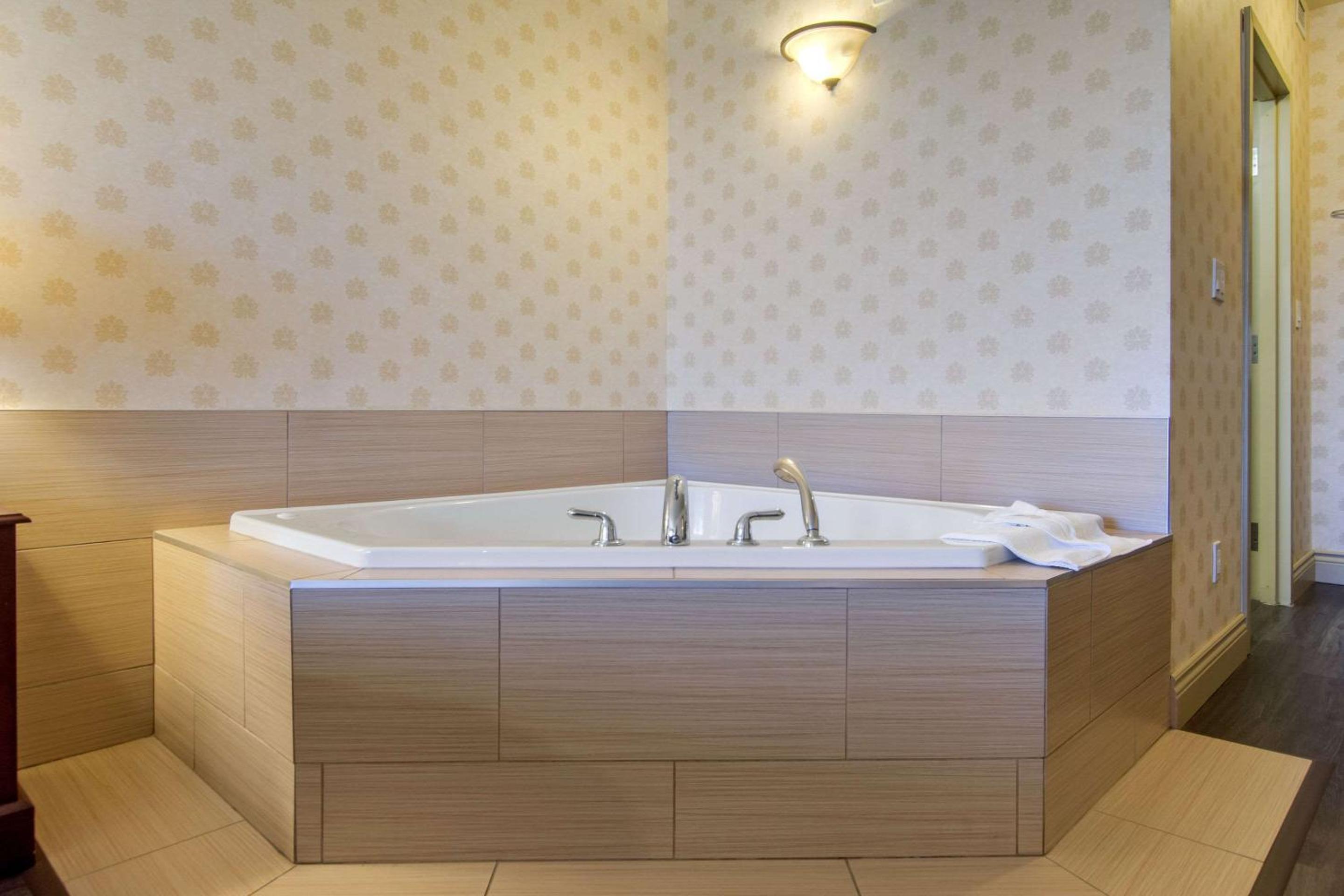 Levis Vacations - Comfort Inn  Suites - Property Image 33