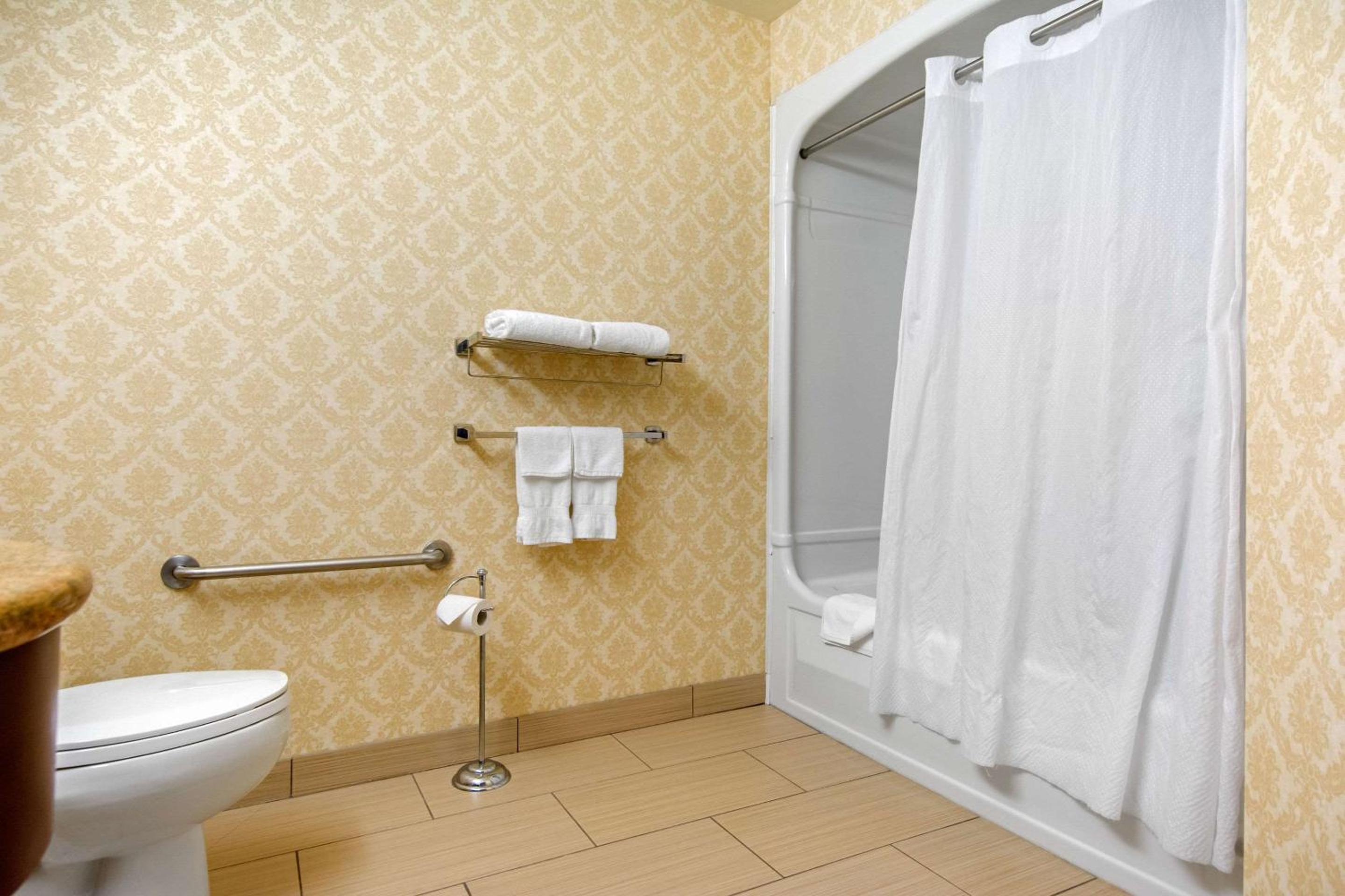Levis Vacations - Comfort Inn  Suites - Property Image 37
