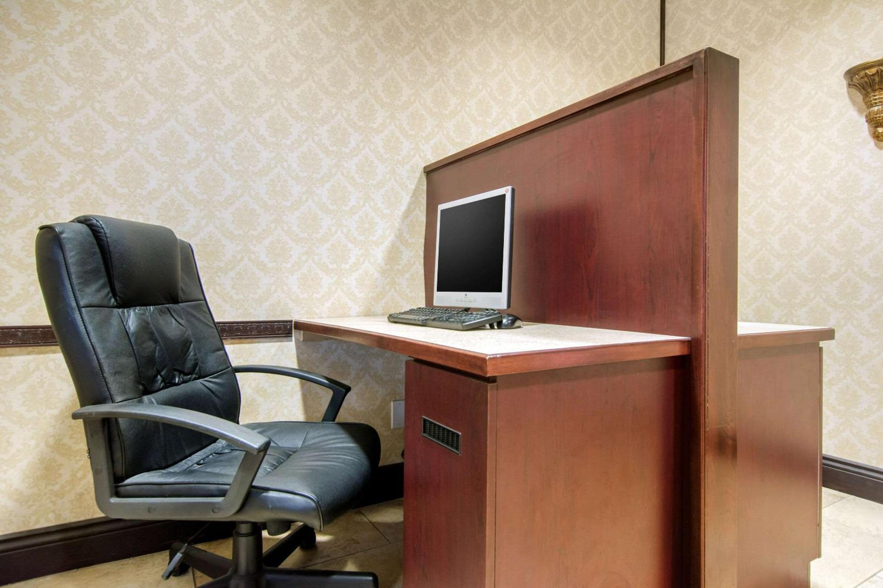 Levis Vacations - Comfort Inn  Suites - Property Image 38