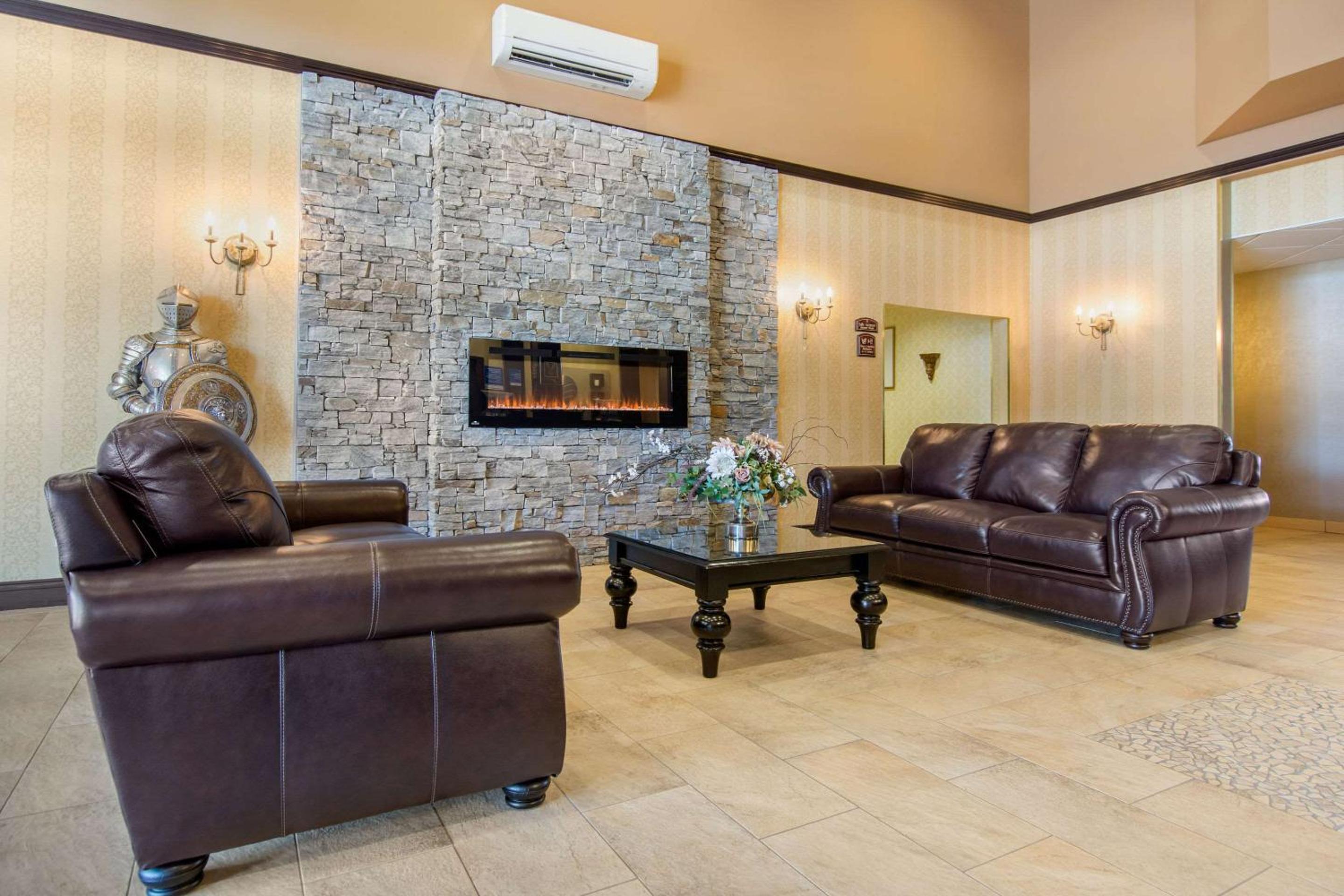 Levis Vacations - Comfort Inn  Suites - Property Image 4