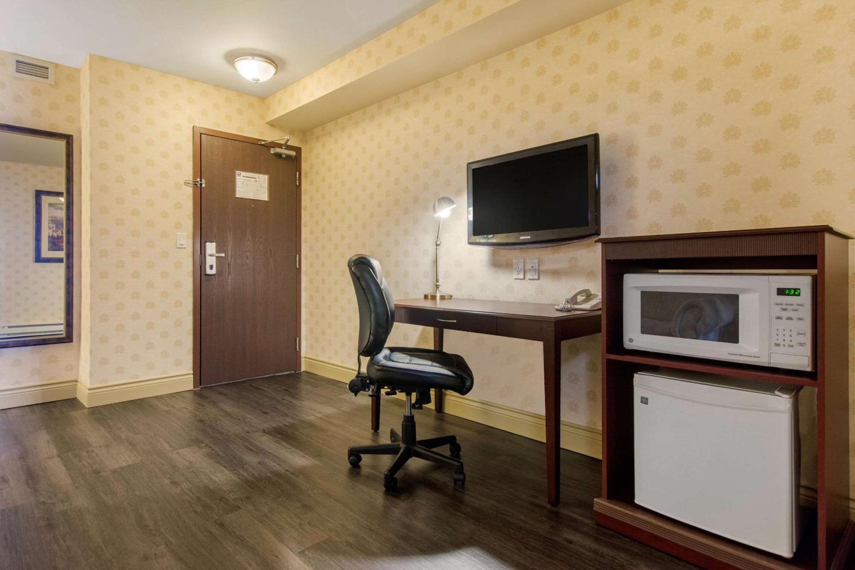Levis Vacations - Comfort Inn  Suites - Property Image 51