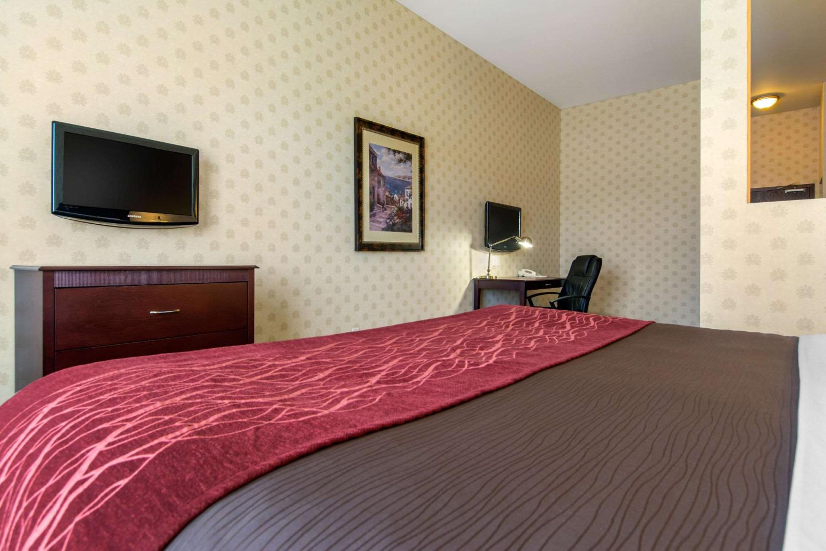 Levis Vacations - Comfort Inn  Suites - Property Image 44