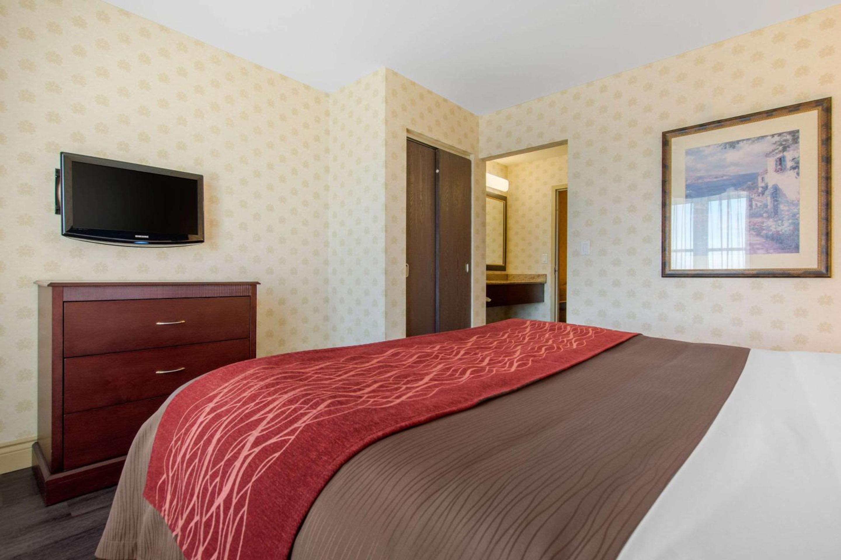 Levis Vacations - Comfort Inn  Suites - Property Image 47