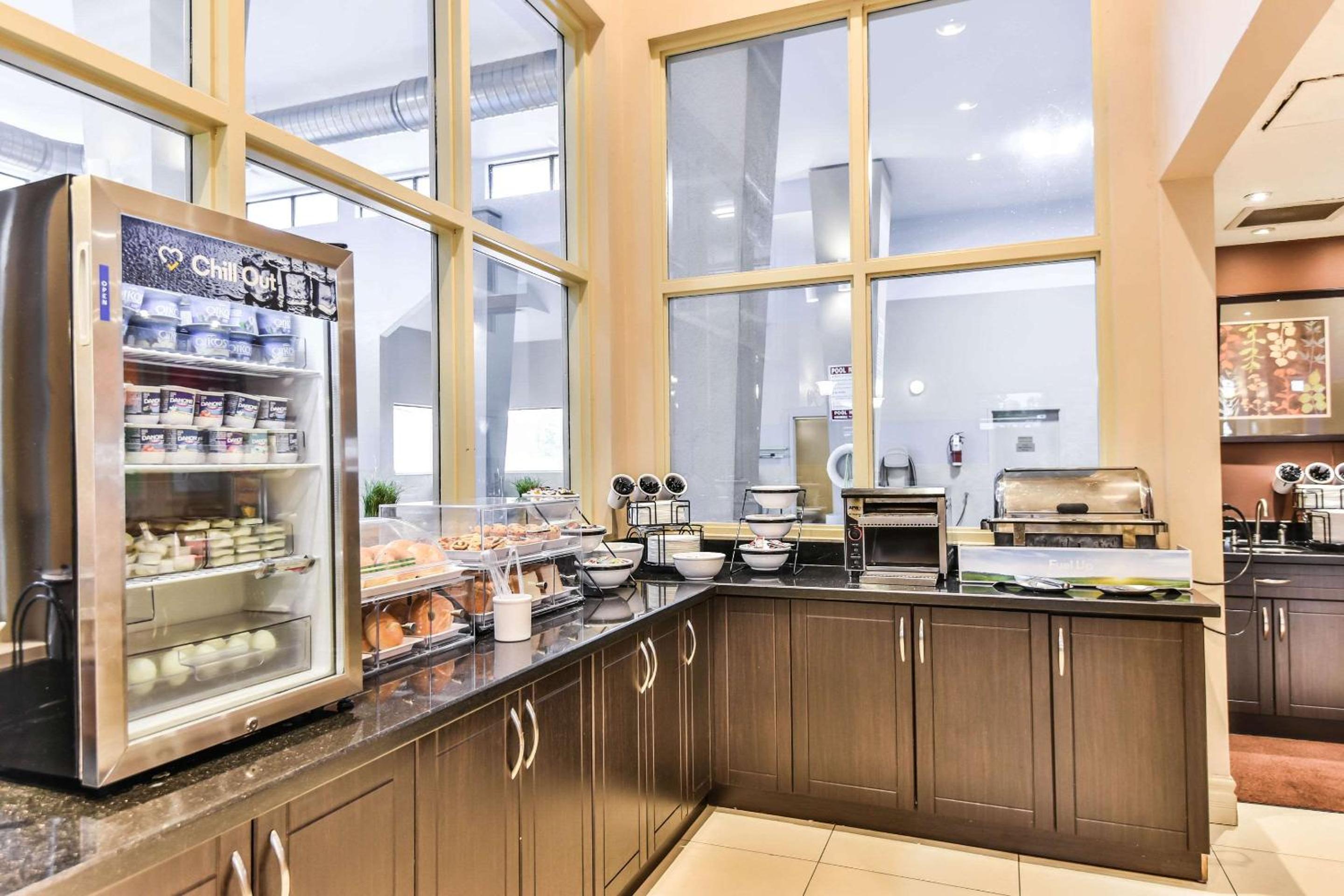 Windsor Vacations - Comfort Inn  Suites Ambassador Bridge - Property Image 2