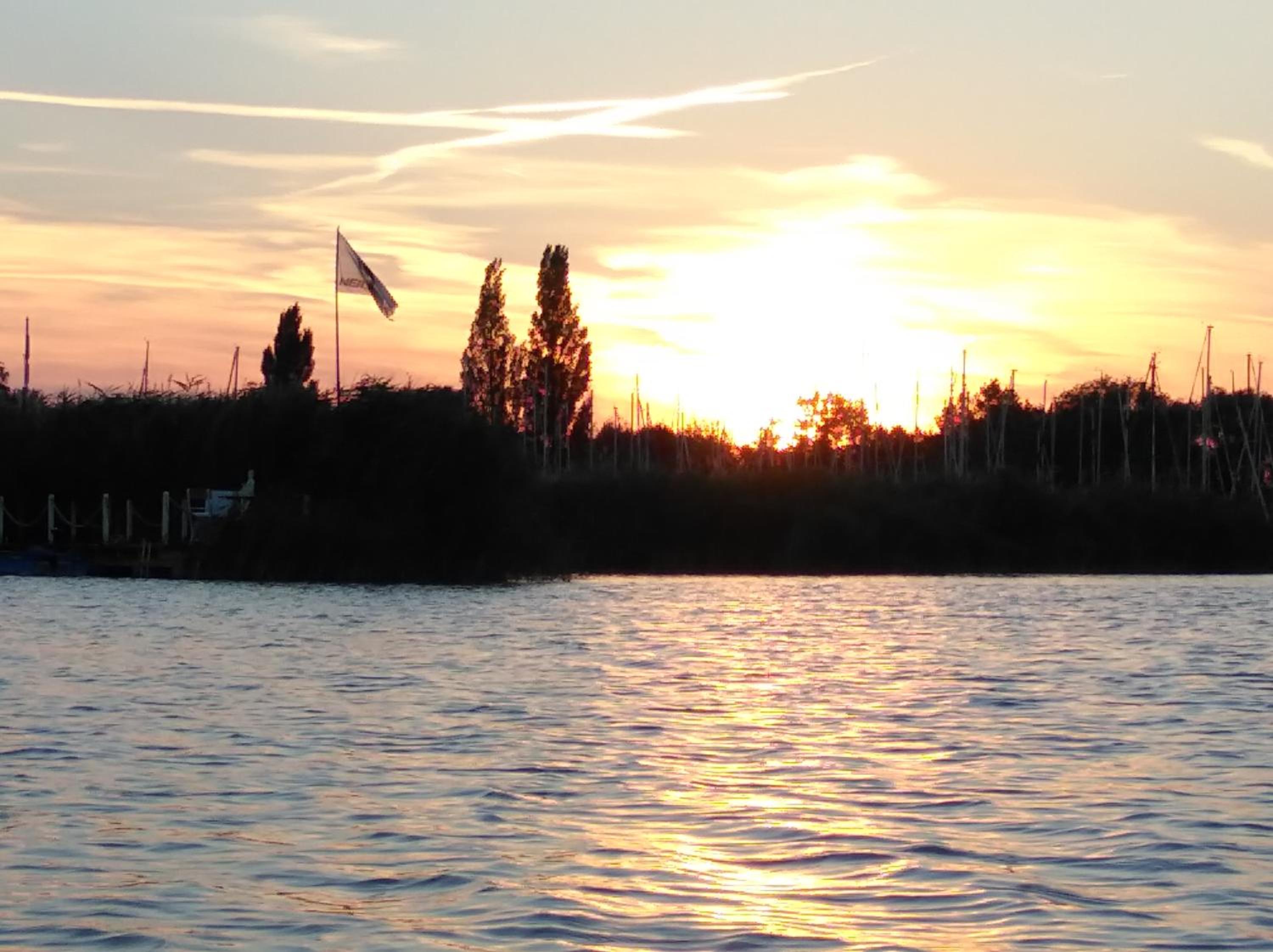 Pfahlbau Sunset I Toplage Elektroboot inklusive