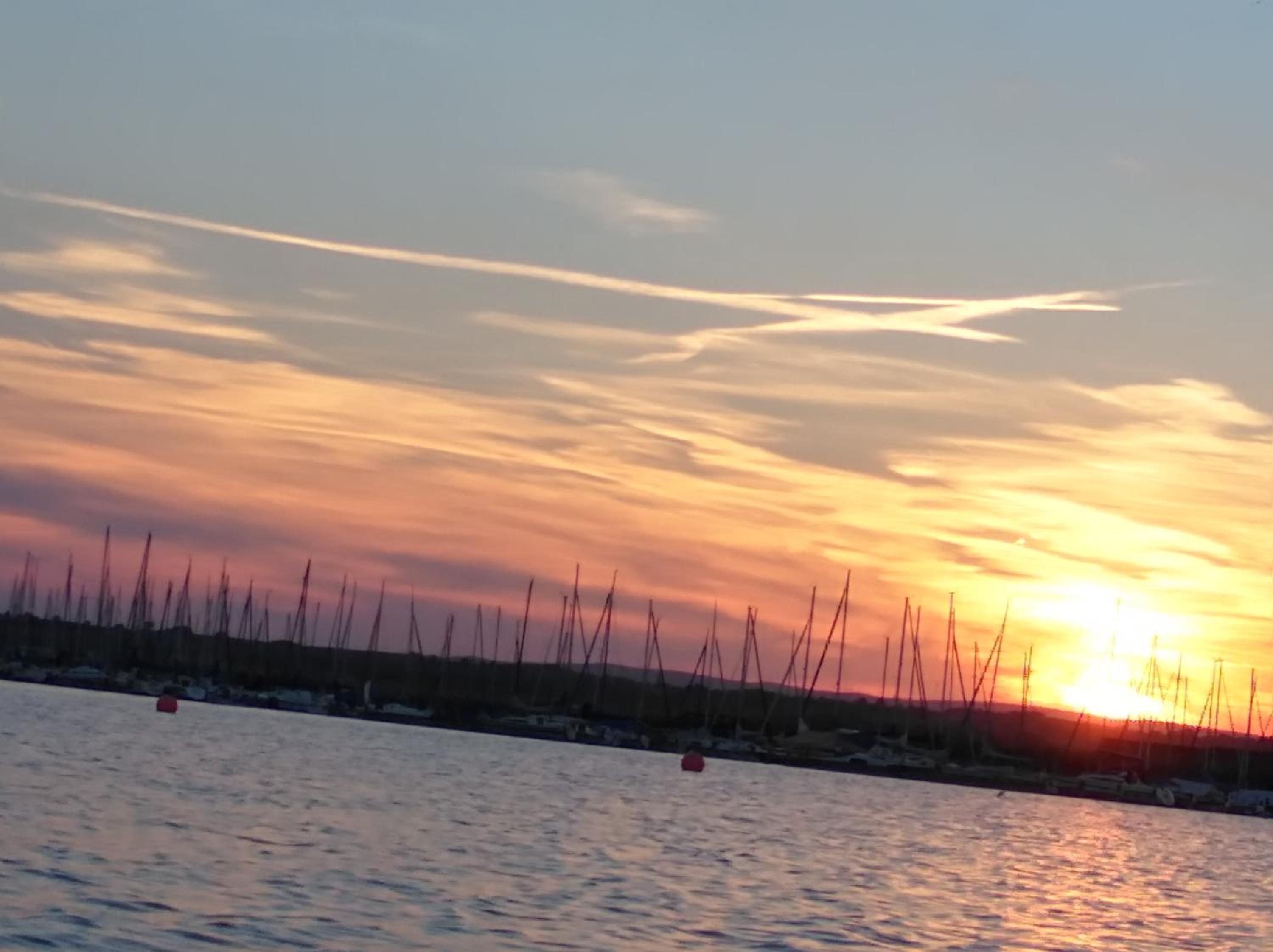Pfahlbau Sunset I Toplage Elektroboot inklusive