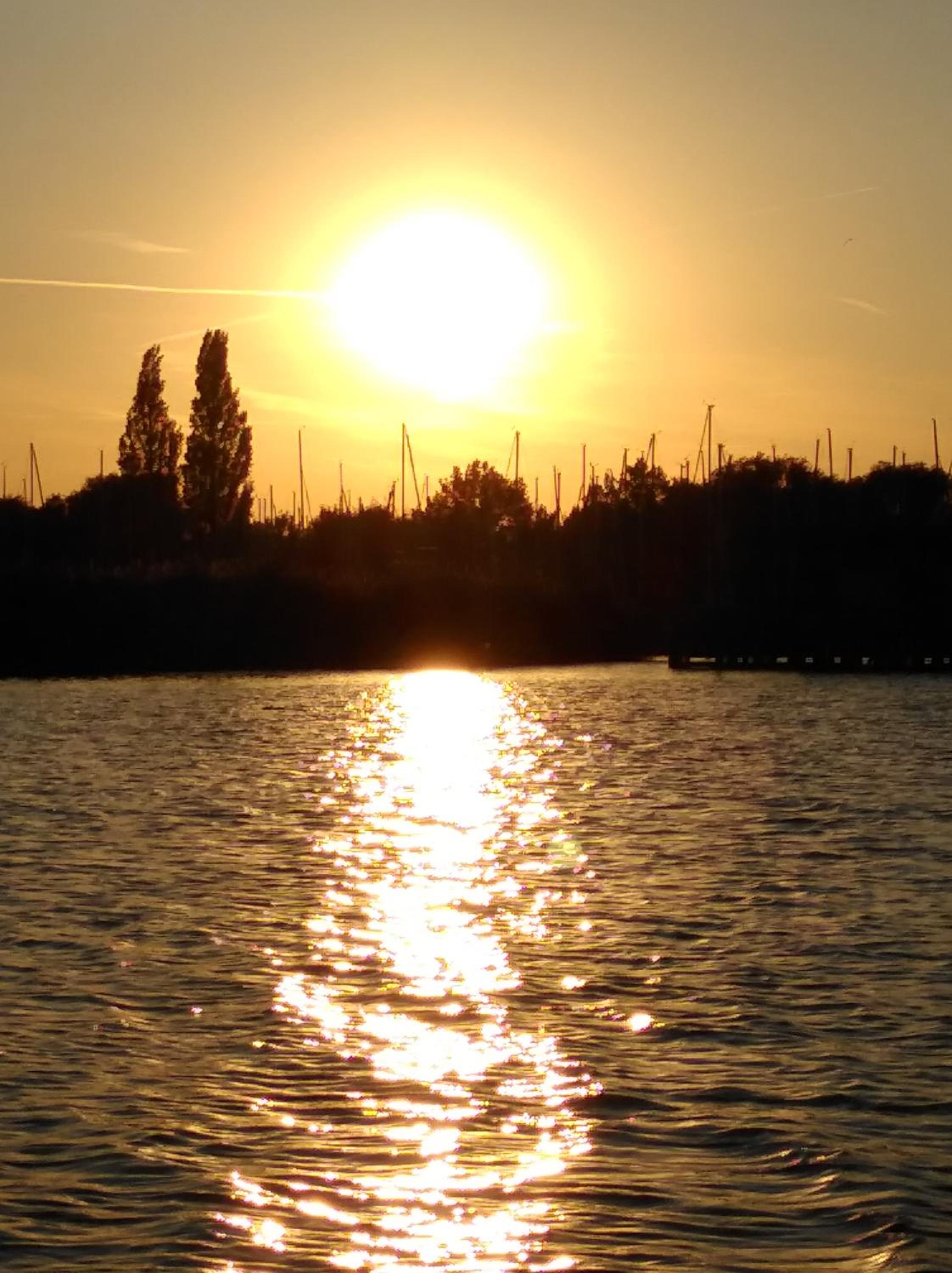 Pfahlbau Sunset I Toplage Elektroboot inklusive