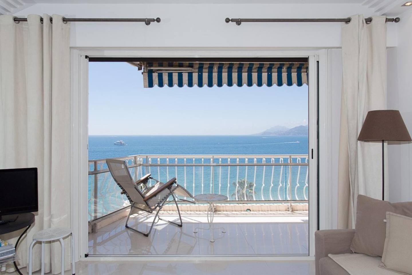 SEA VIEW 3 beds next to Palais view 3