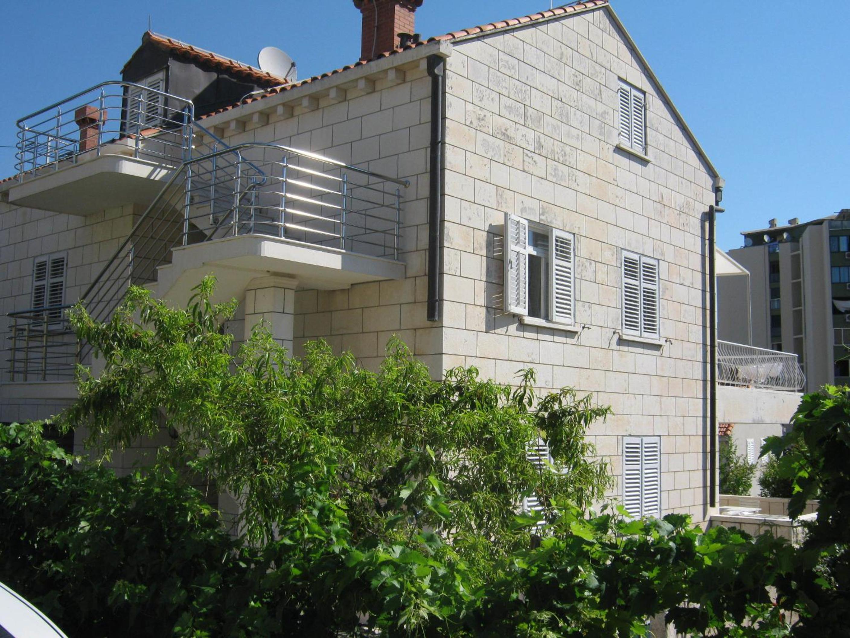 Apartments and Rooms Artemida