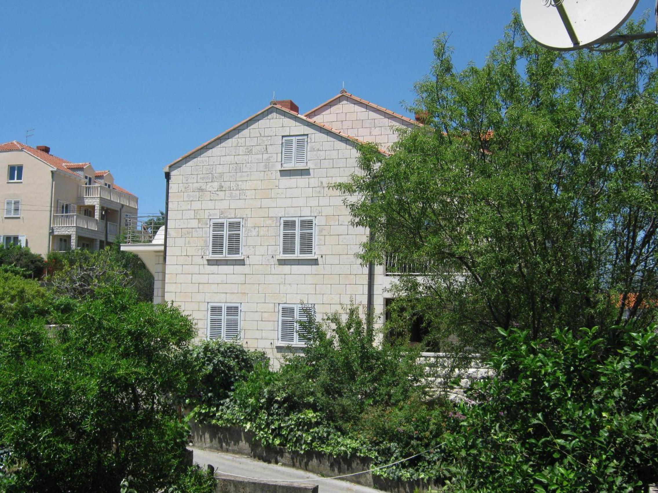Apartments and Rooms Artemida